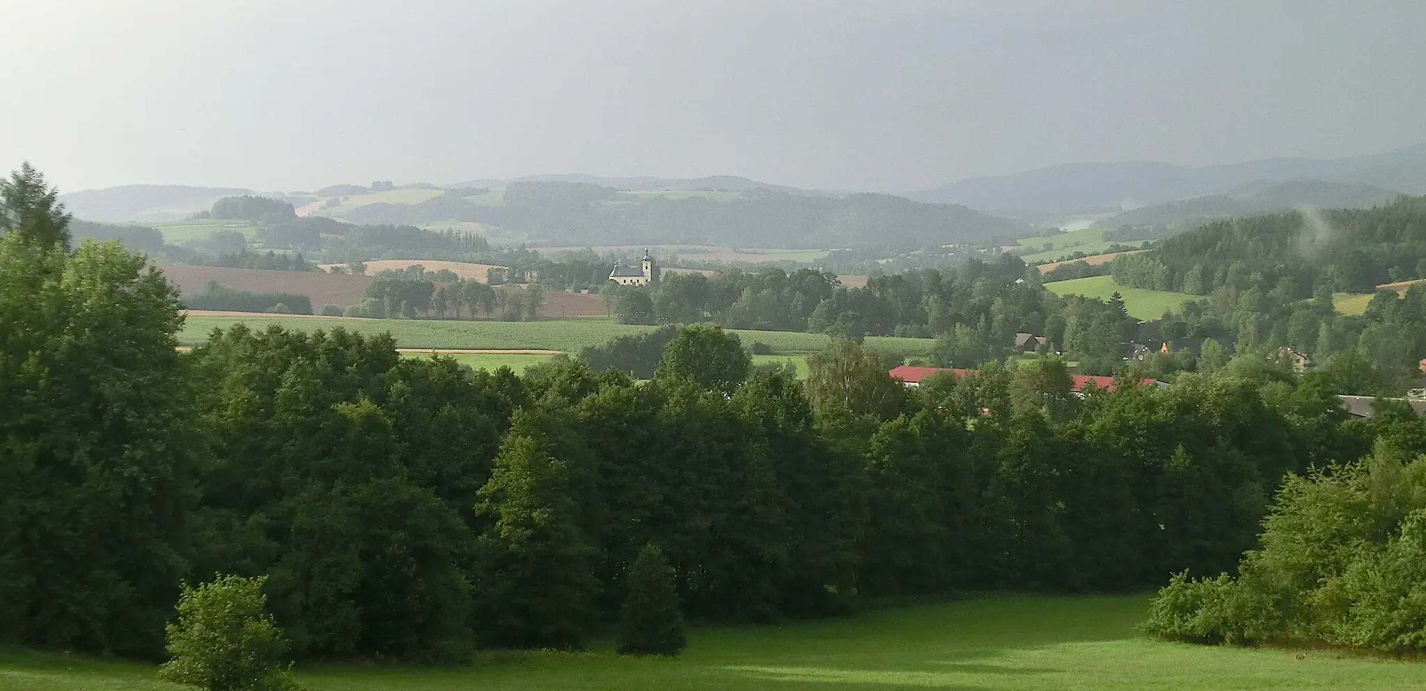 Photo showing: Panorama Mříčné s dominujícím kostelem při pohledu z objízdné silnice III/28619