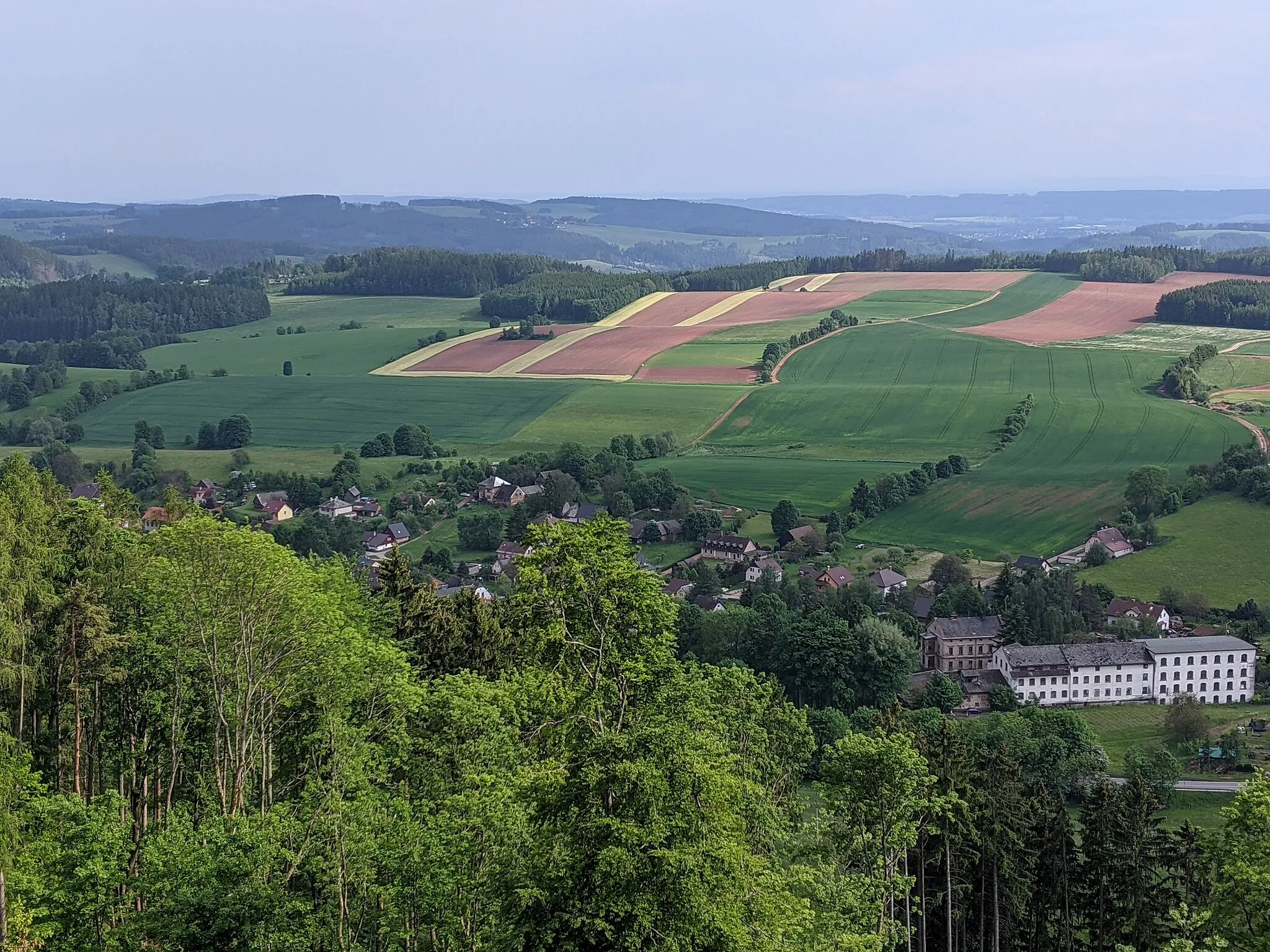 Photo showing: Kozinec - rozhledna u Vidochova - výhledy k jihu (Vidochov a okolí)