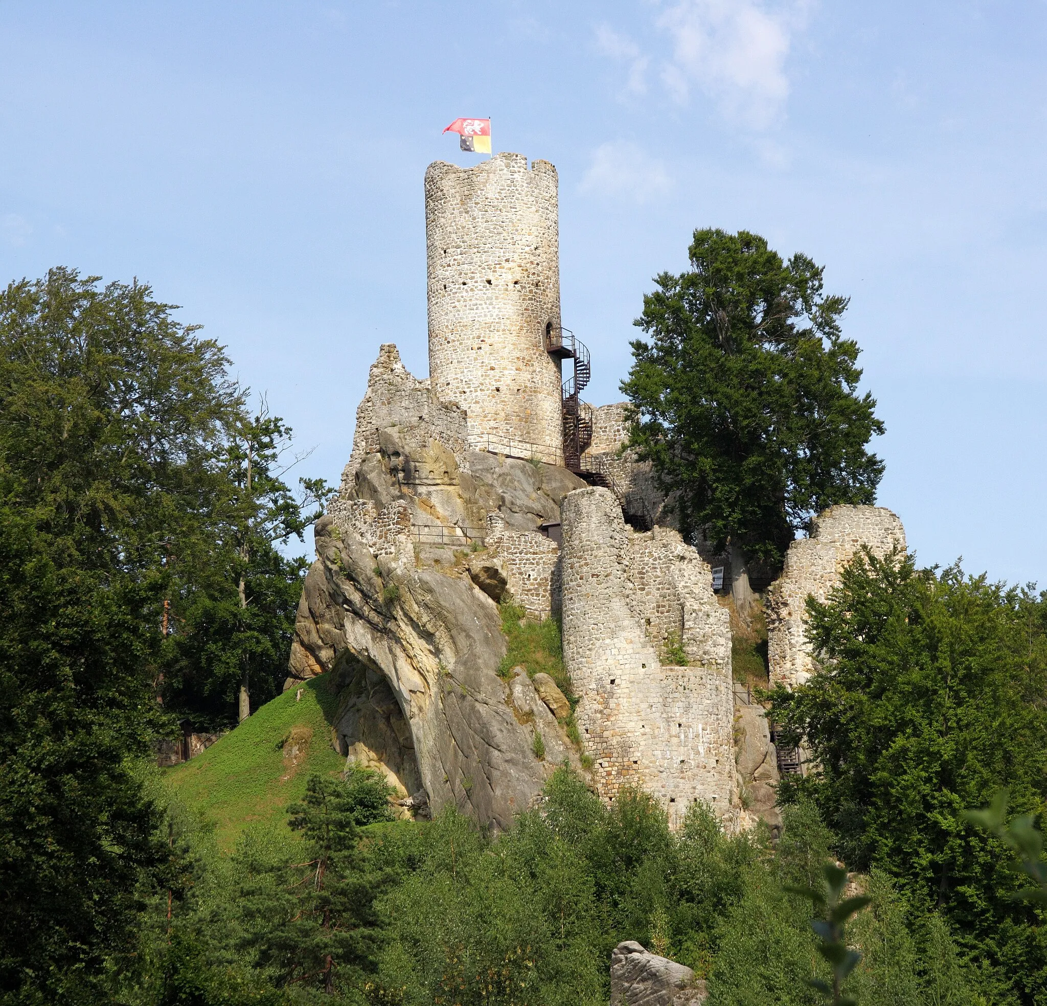 Photo showing: Frýdštejn - hrad od jihu.