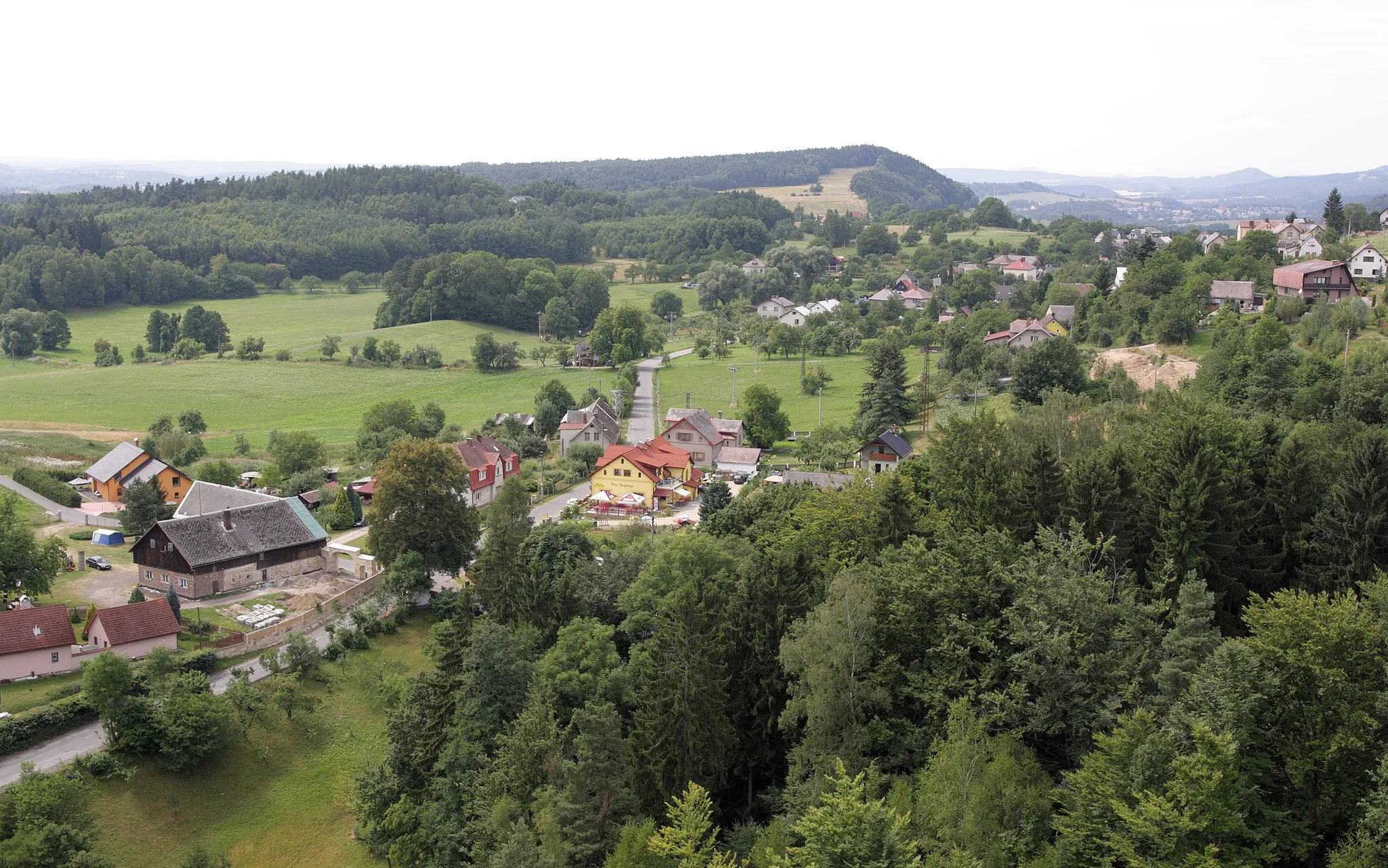 Photo showing: Frýdštejn - pohled z hradní věže, vzadu Zabolky.