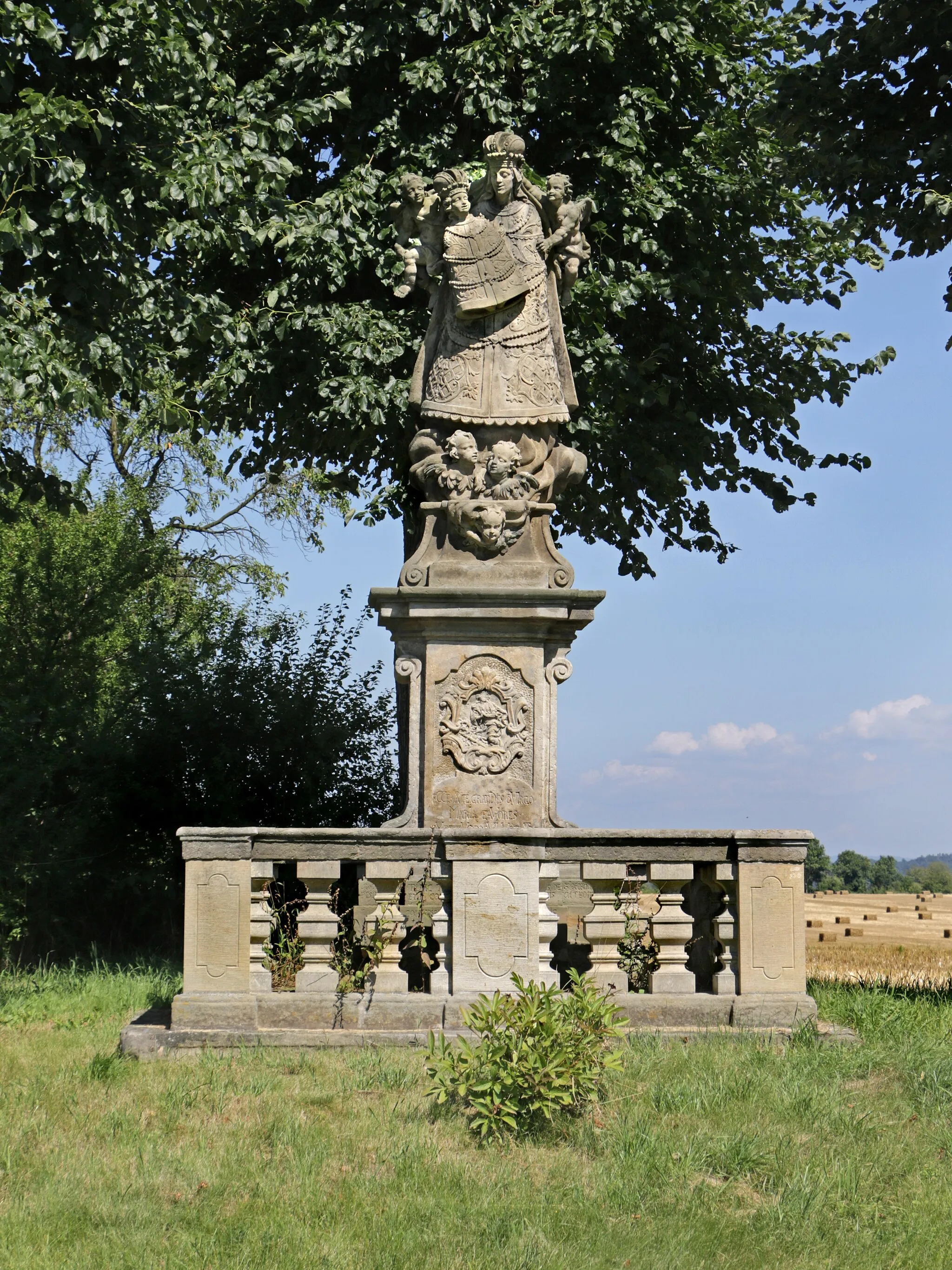 Photo showing: Statue of the Virgin Mary between Opočno and Dobruška, Czech Republic.