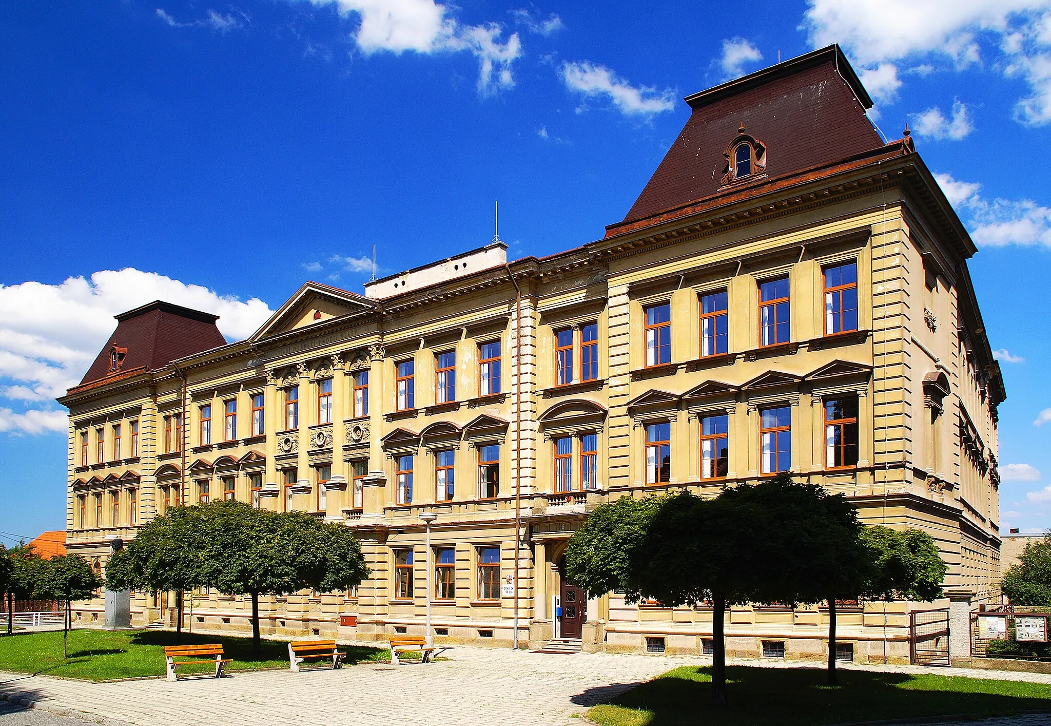 Photo showing: Novorenesanční školní budova v ulici Mistra Choceňského byla postavena v letech 1896 - 1897.