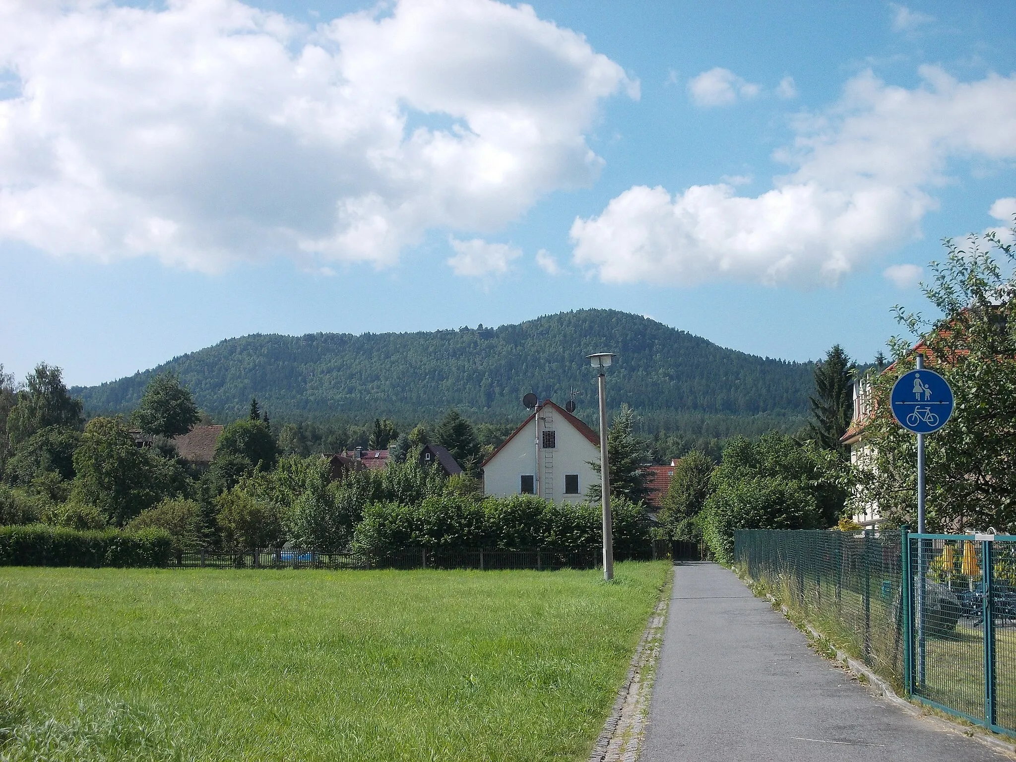 Photo showing: Am Butterhübel in Olbersdorf (Görlitz district, Saxony) with view of Töpfer hill