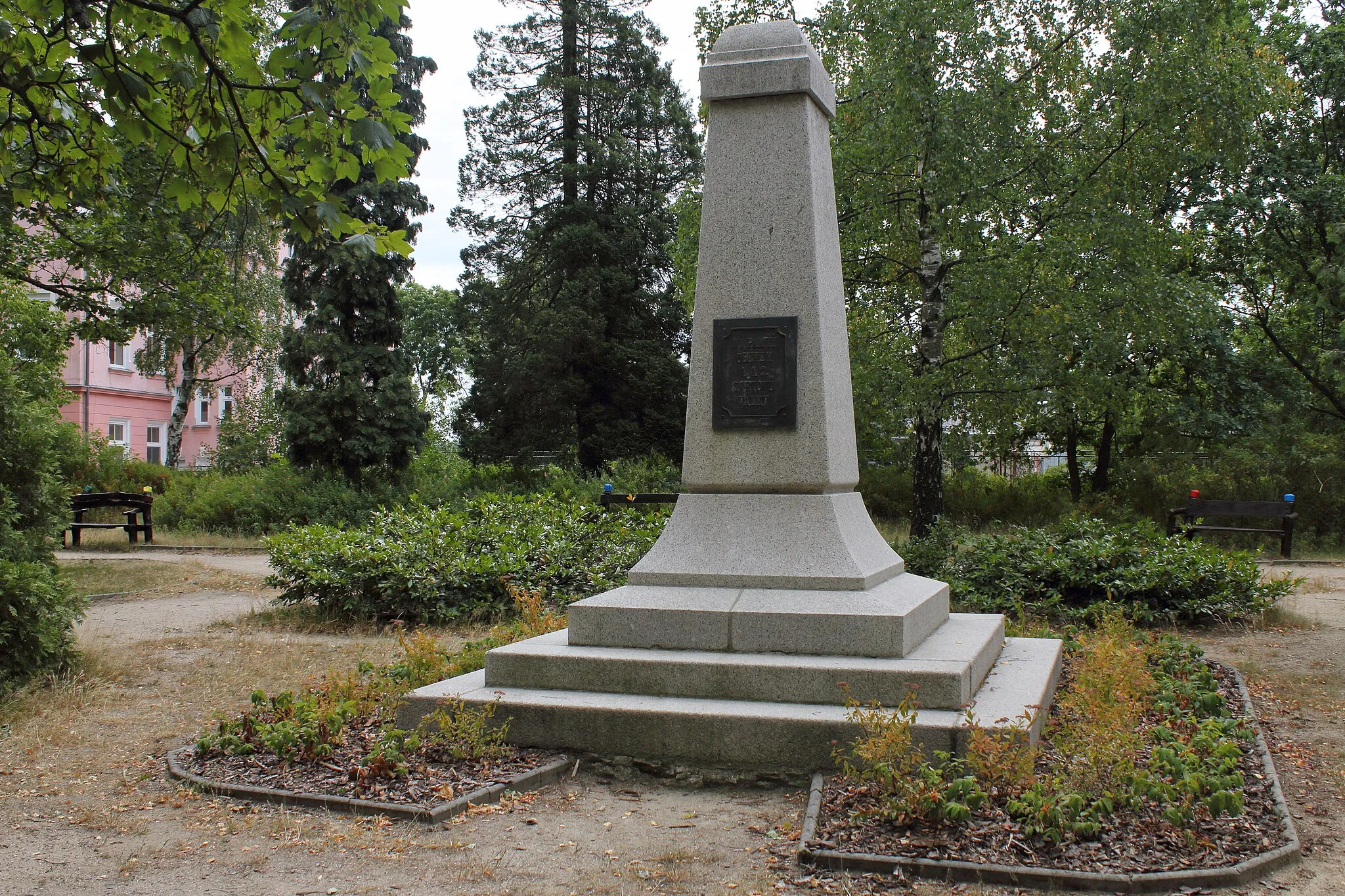 Photo showing: Žulový pomník obětem první a druhé světové války, Vrkoslavice, Jablonec nad Nisou