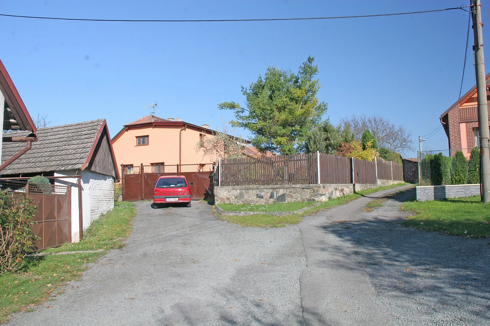 Photo showing: Camera location 49° 54′ 33.26″ N, 15° 32′ 32.25″ E View this and other nearby images on: OpenStreetMap 49.909239;   15.542292 Tuchov čp. 7

This file was created as a part of the photographic program of Wikimedia Czech Republic. Project: Foto českých obcí The program supports Wikimedia Commons photographers in the Czech Republic.