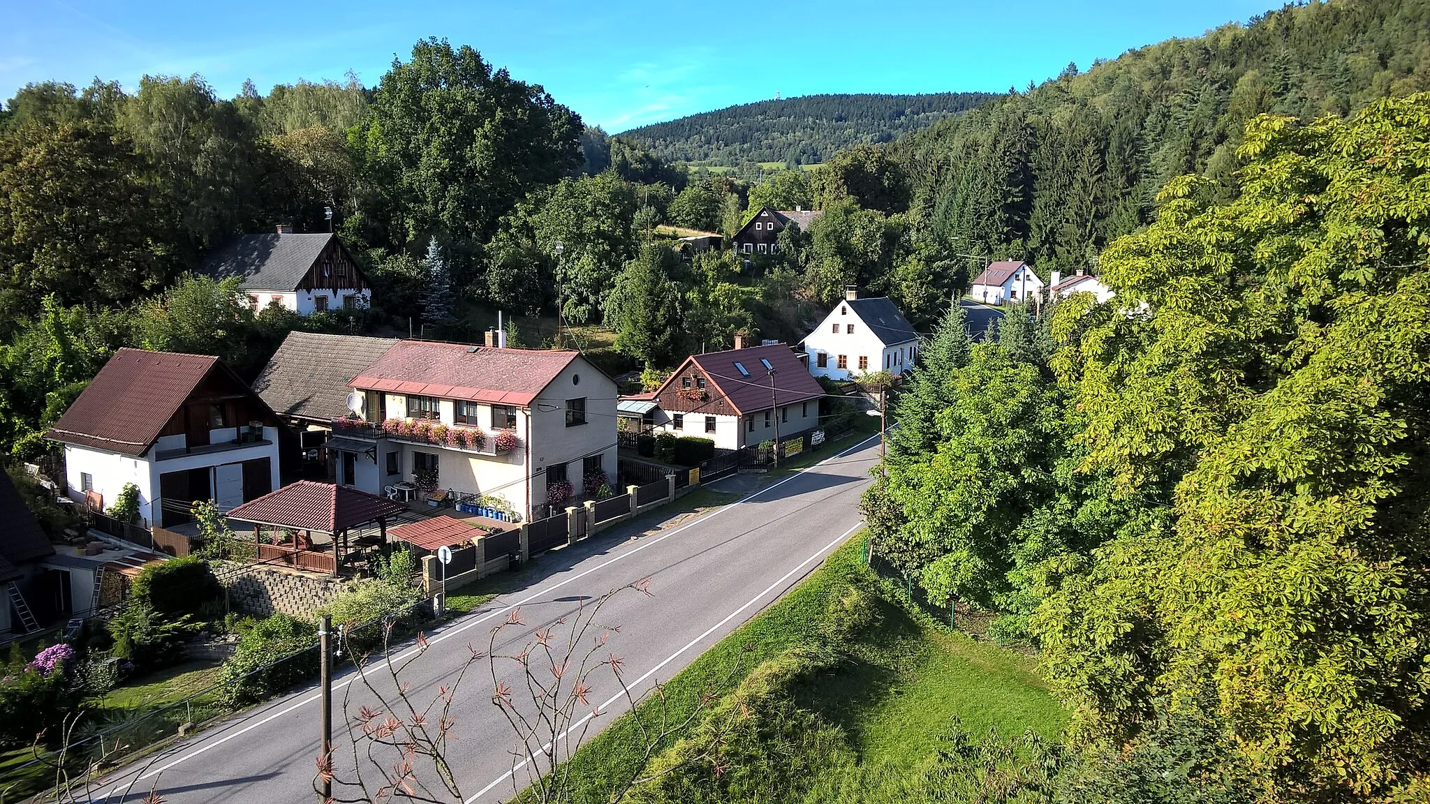 Photo showing: Hodkovice nad Mohelkou - vyhlídka z vrcholku skály ve Skalním údolí do okolí Liberecké ulice a na dolní část Záskalí