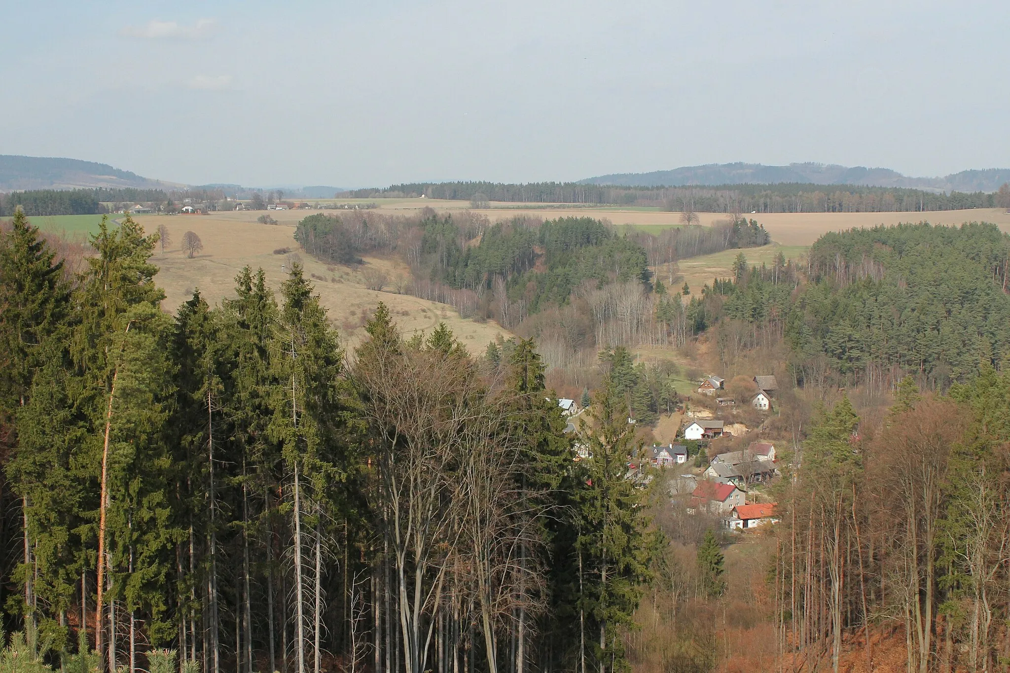 Photo showing: Osady Vrchovina a Třtí (obec Sychrov) od Jiviny (obec Vlastibořice)