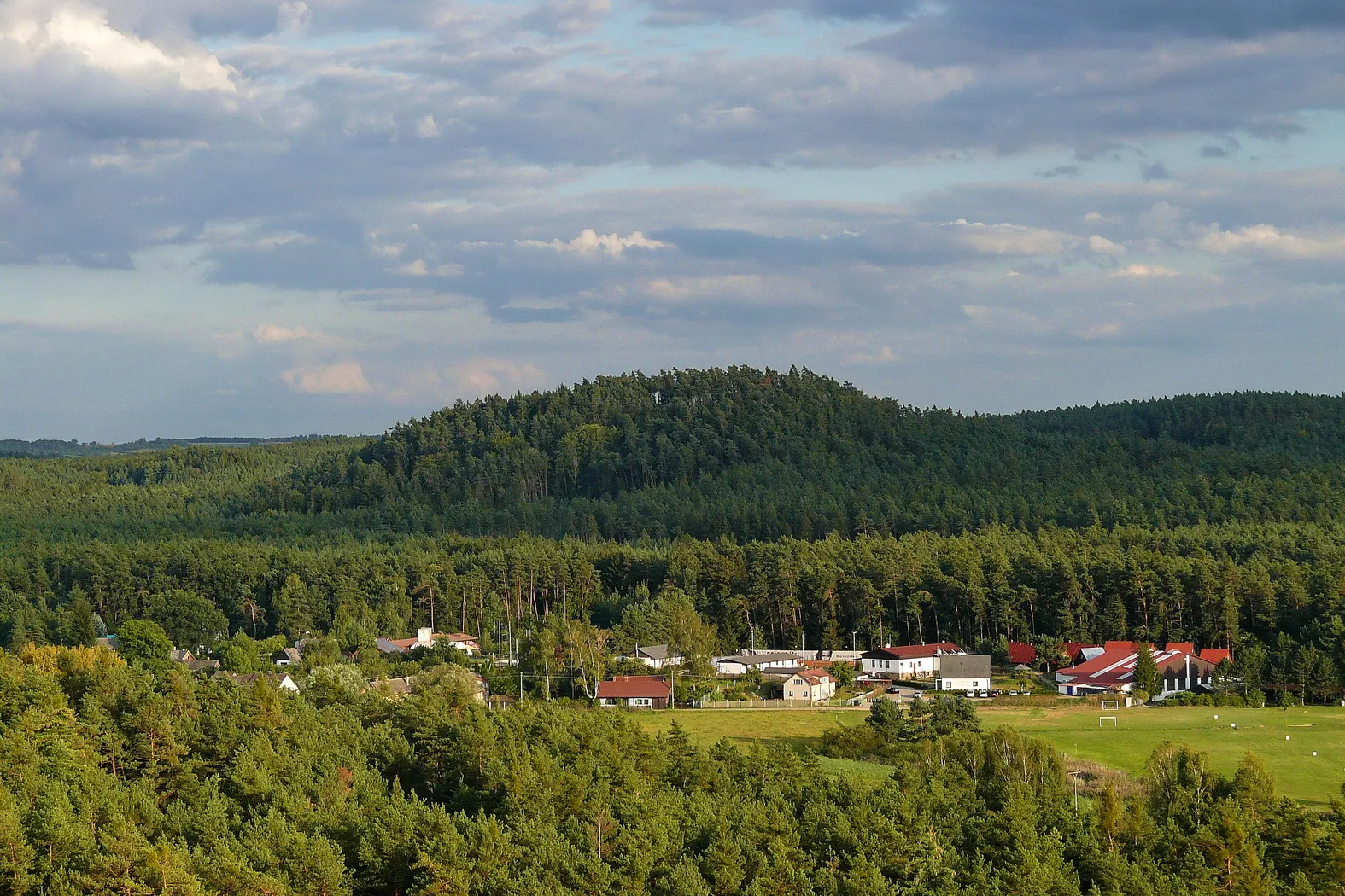 Photo showing: Obec Srbsko a vrch Chrby ze Sokolky