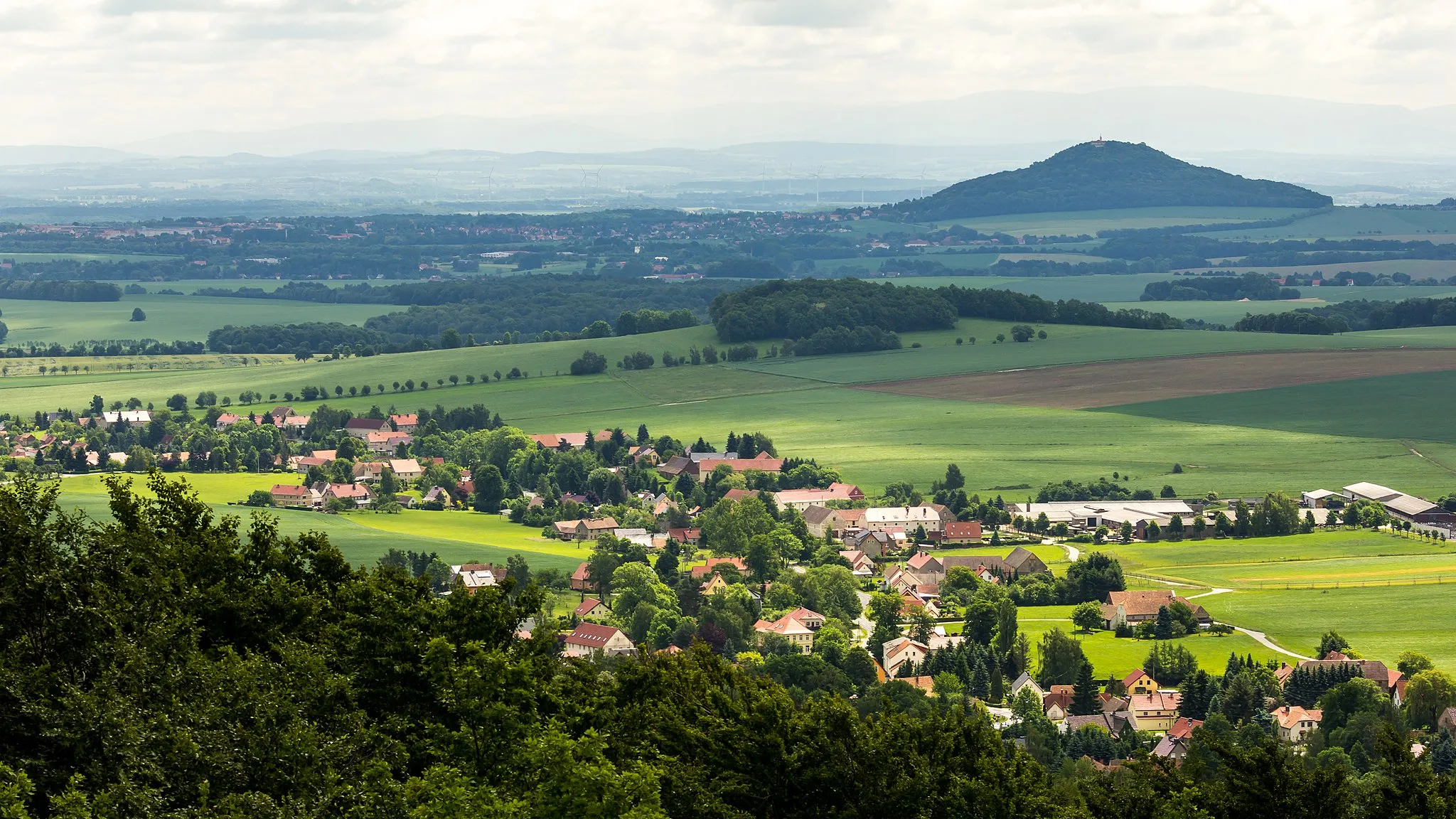 Photo showing: Königshain, Blick vom Aussichsturm auf dem Hochstein. Im Hintergrund die Landeskrone