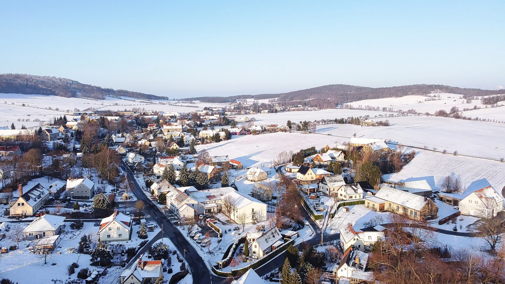 Photo showing: Königshain, Luftbild Richtung Oberdorf Königshainer Berge