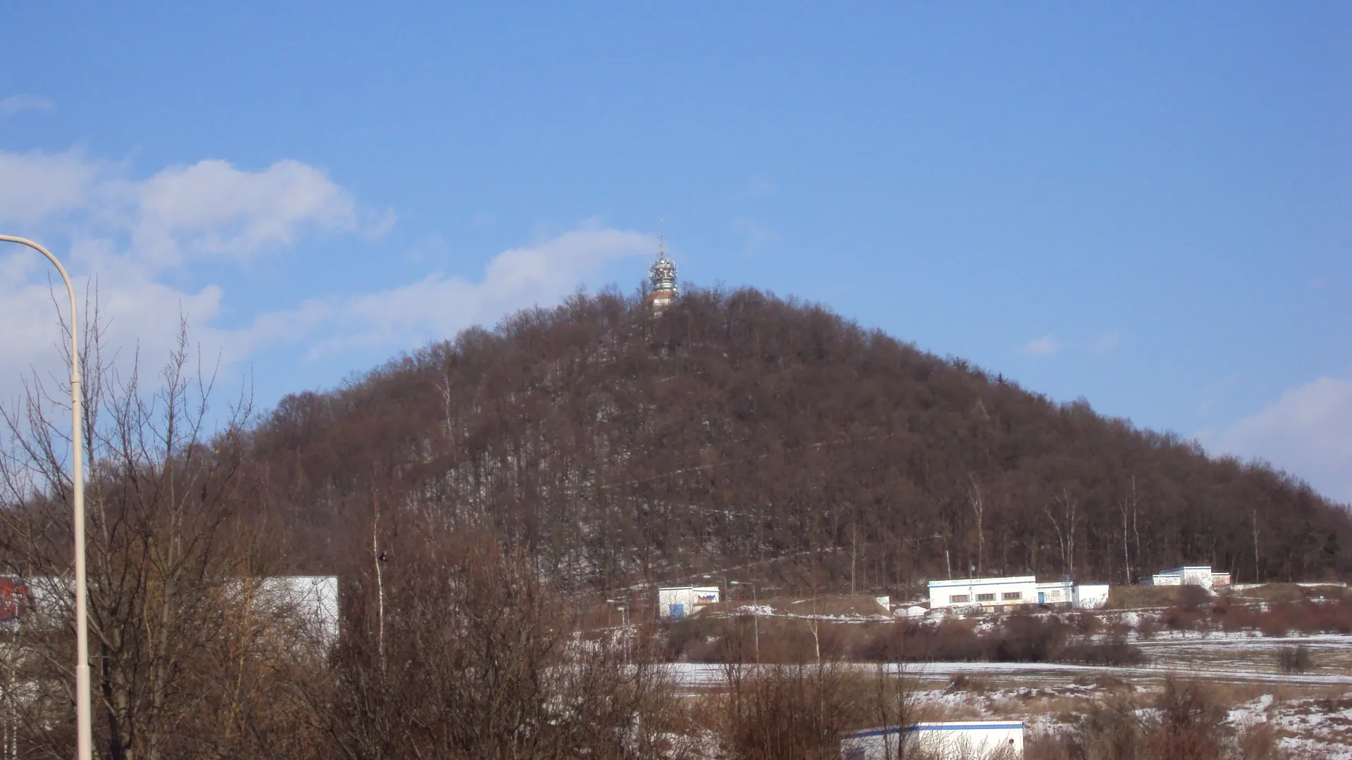 Photo showing: Kopec Špičák na okraji města, nahoře vysílač