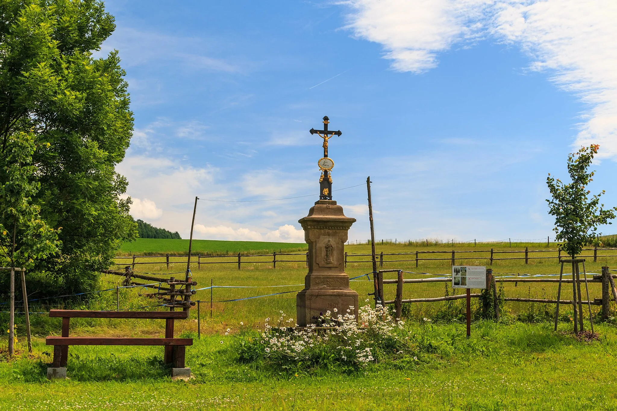 Photo showing: Dolní Houžovec - křížek

This file was created as a part of the photographic program of Wikimedia Czech Republic. Project: Foto českých obcí The program supports Wikimedia Commons photographers in the Czech Republic.