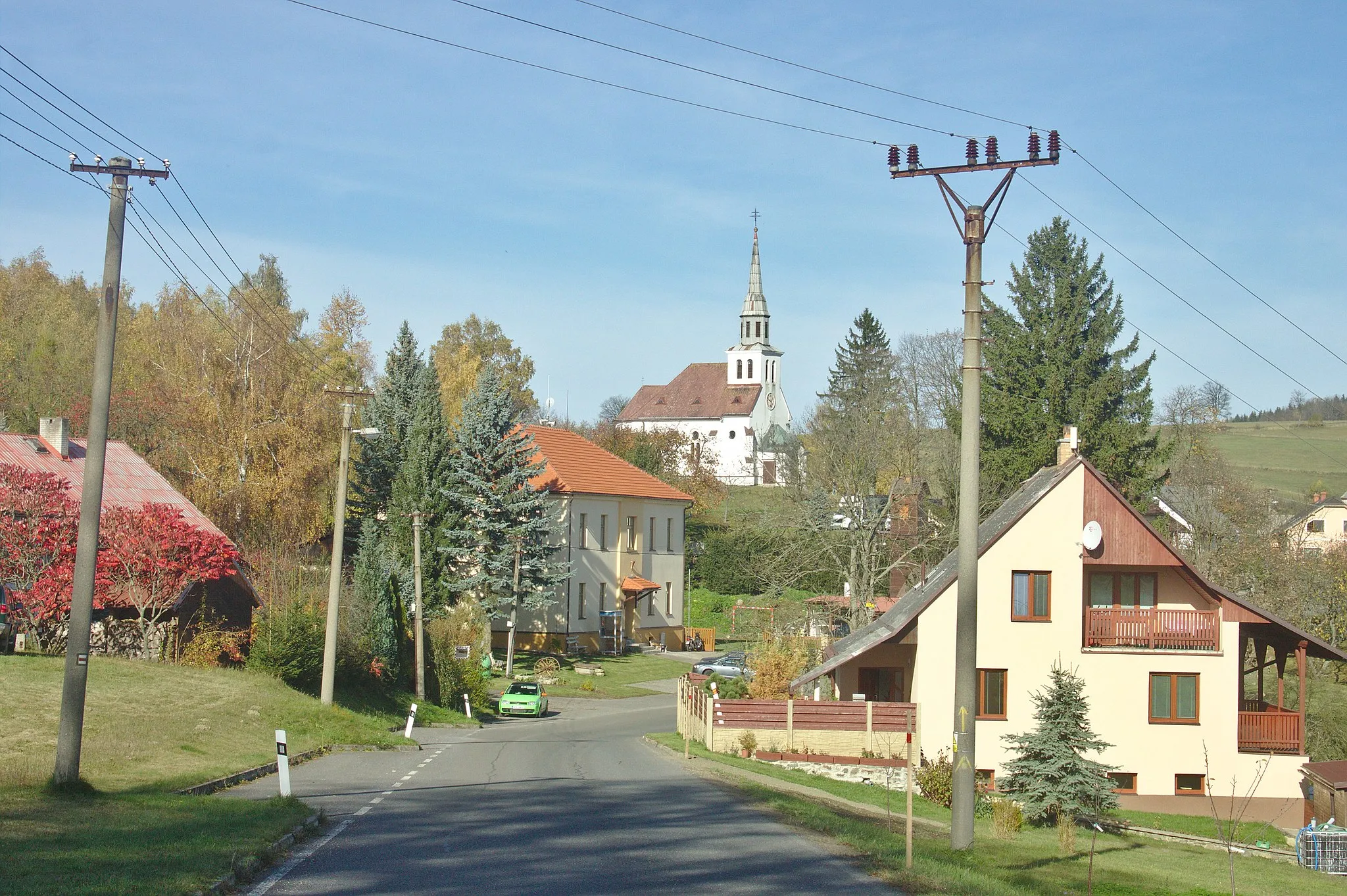 Photo showing: Hlavní silnice v obci Strážná
