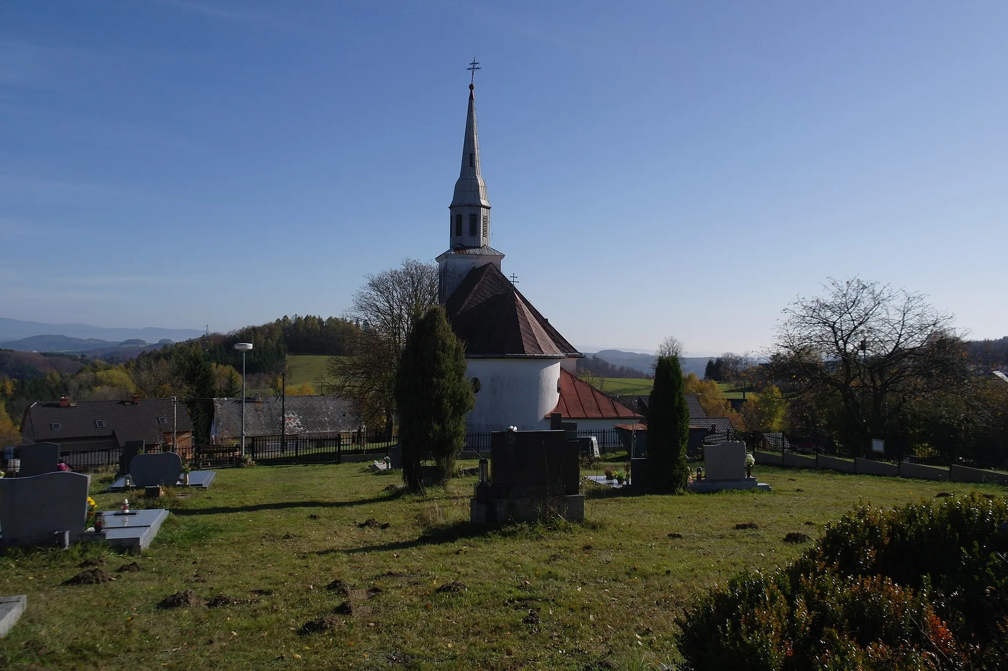 Photo showing: Strážná, pohled na vesnici a kostel od hřbitova