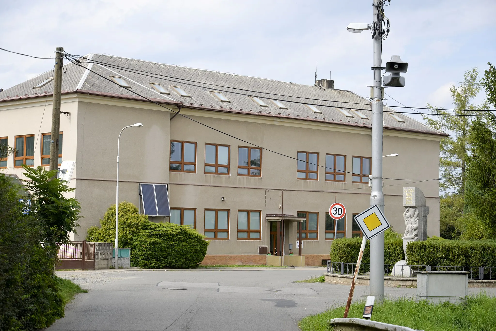 Photo showing: Dalovice, village in Mladá Boleslav District, school