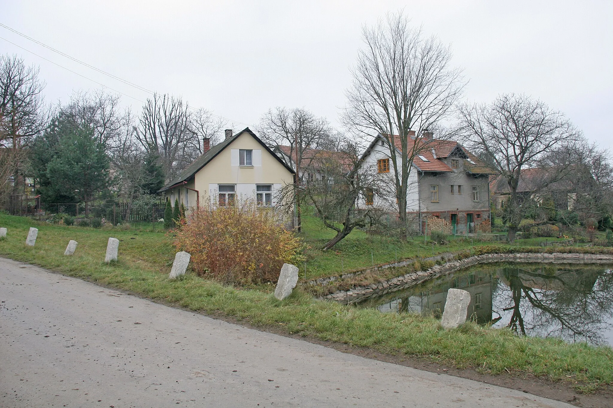 Photo showing: České Lhotice čp. 36
Camera location 49° 50′ 48.99″ N, 15° 46′ 41.28″ E View this and other nearby images on: OpenStreetMap 49.846942;   15.778132

This file was created as a part of the photographic program of Wikimedia Czech Republic. Project: Foto českých obcí The program supports Wikimedia Commons photographers in the Czech Republic.