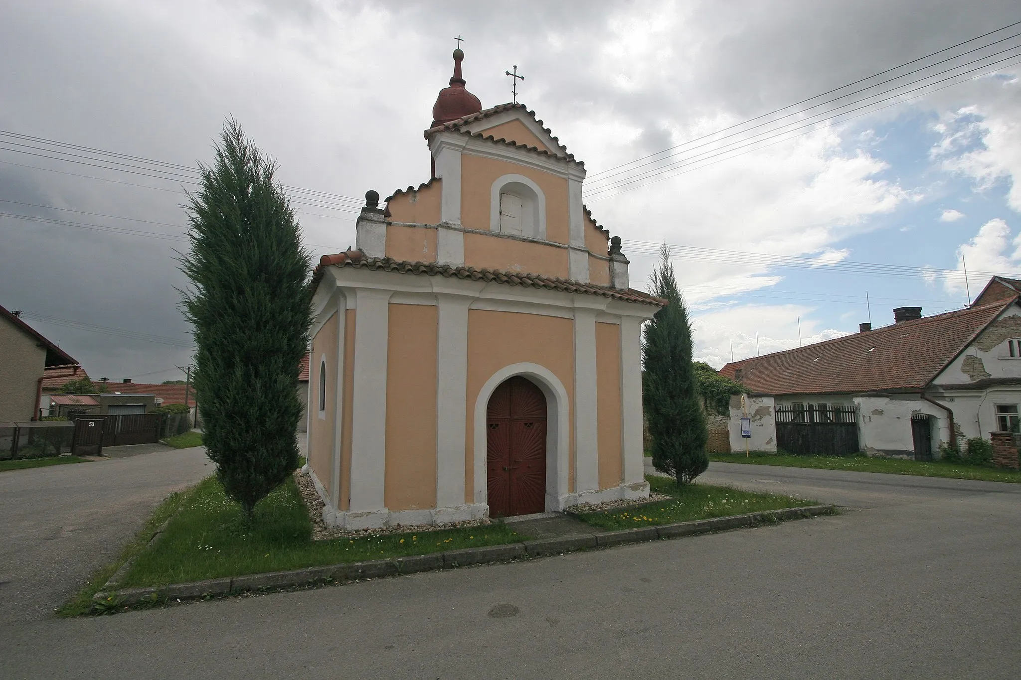 Photo showing: Čankovice kaple
Camera location 49° 57′ 49.01″ N, 15° 56′ 15.02″ E View this and other nearby images on: OpenStreetMap 49.963615;   15.937506

This file was created as a part of the photographic program of Wikimedia Czech Republic. Project: Foto českých obcí The program supports Wikimedia Commons photographers in the Czech Republic.