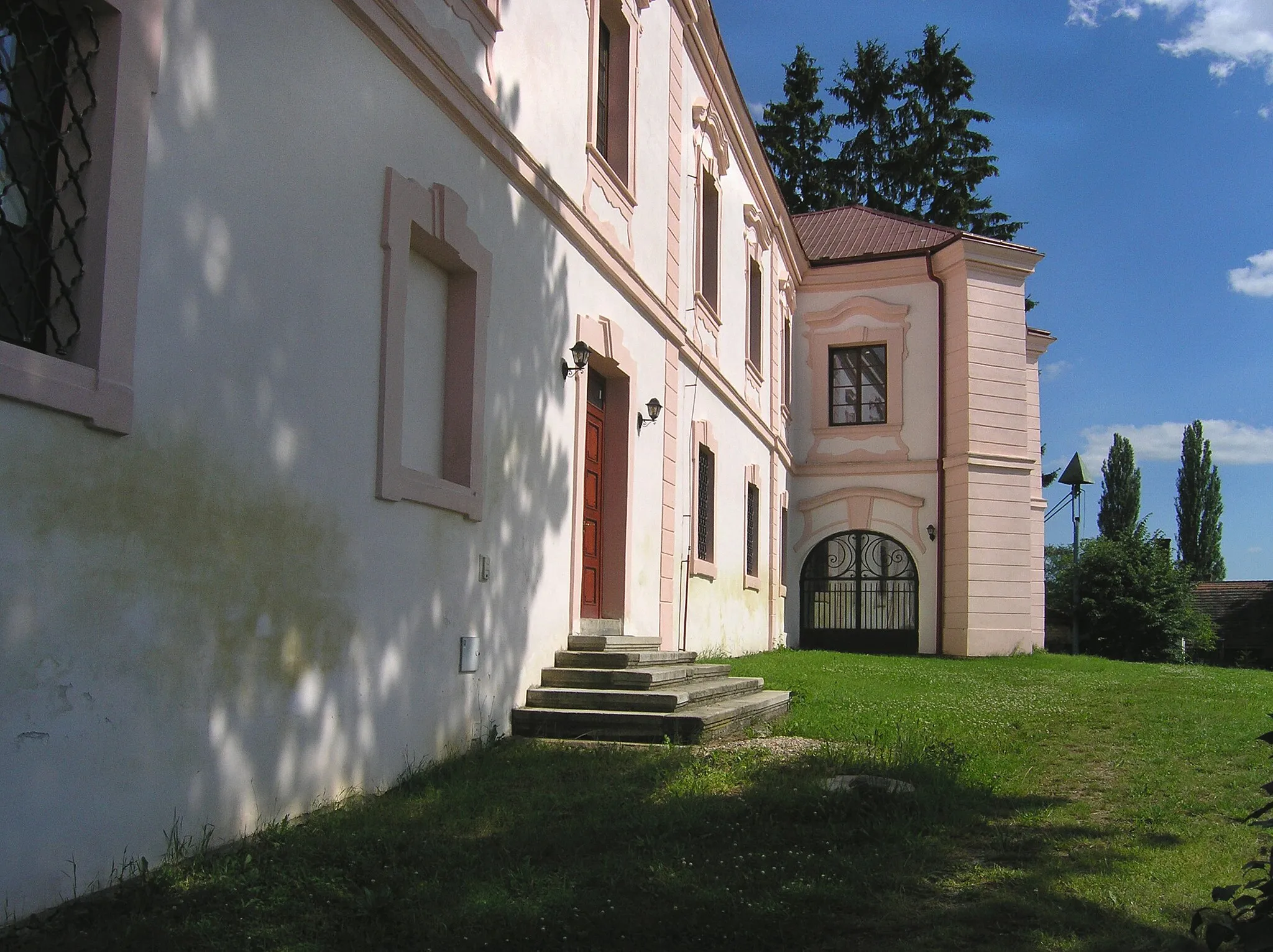 Photo showing: West part of Třemošnice Castle in Třemošnice, Czech Republic