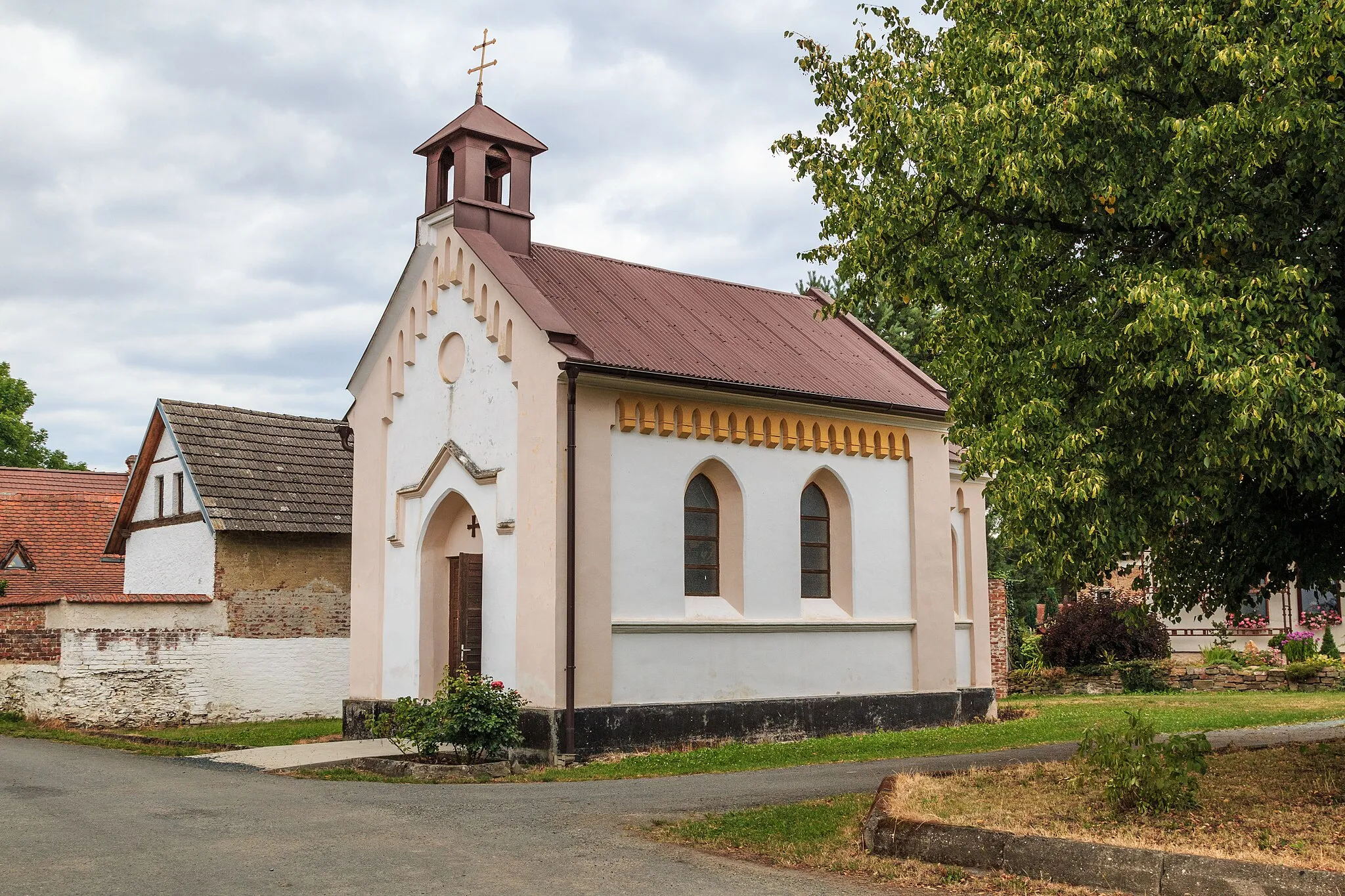 Photo showing: Biskupice kaple

This file was created as a part of the photographic program of Wikimedia Czech Republic. Project: Foto českých obcí The program supports Wikimedia Commons photographers in the Czech Republic.