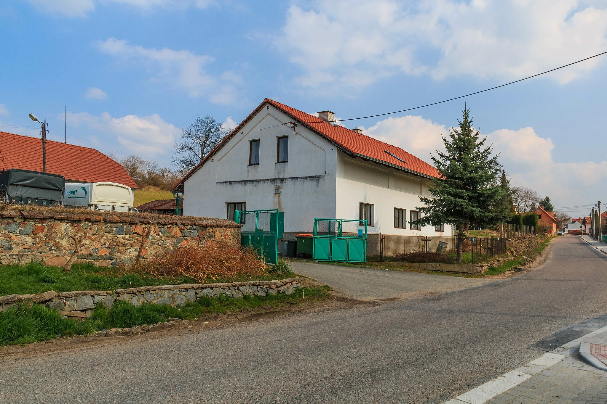 Photo showing: Smrček č. 1
Camera location 49° 52′ 07.14″ N, 15° 53′ 35.59″ E View this and other nearby images on: OpenStreetMap 49.868651;   15.893220

This file was created as a part of the photographic program of Wikimedia Czech Republic. Project: Foto českých obcí The program supports Wikimedia Commons photographers in the Czech Republic.