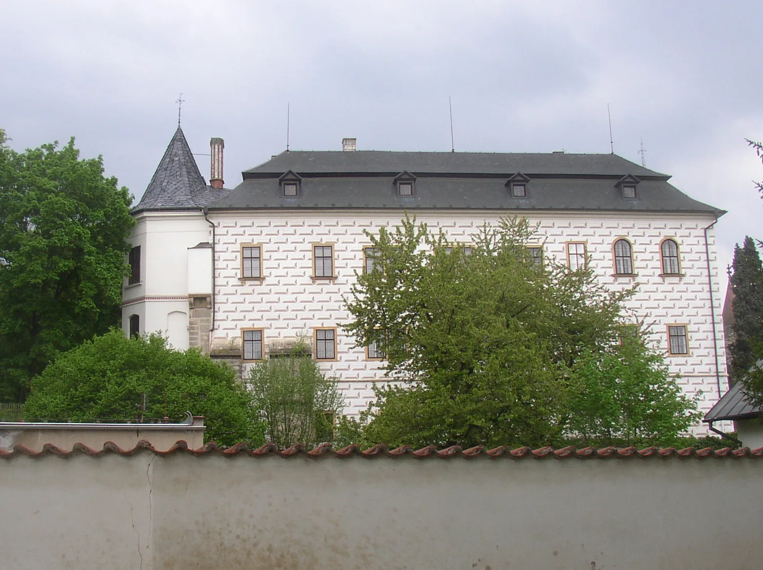 Photo showing: Slatiňany Castle, Chrudim District, Czech Republic. A view from the east.