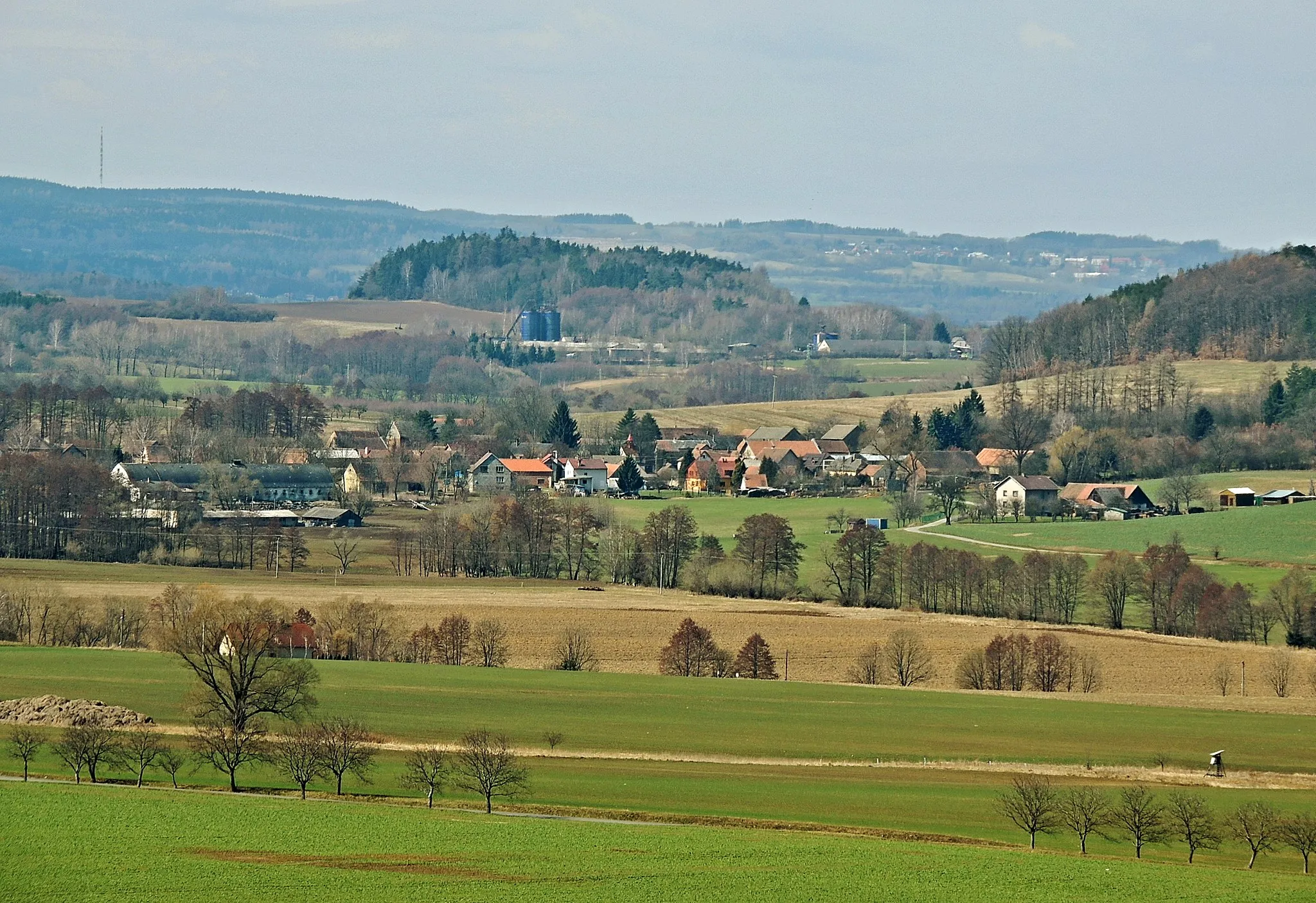 Photo showing: "Skutíčko" is part of the town "Skuteč"; landscape gradually rises to the ridge of the Iron Mountains near village "Nasavrky". Dominates the landscape "Sečská" Highlands is a telecommunications tower (182 m) on the hill "Krásný" (614 m above sea level). Photo location: Czechia, Pardubice Region, Skuteč town.