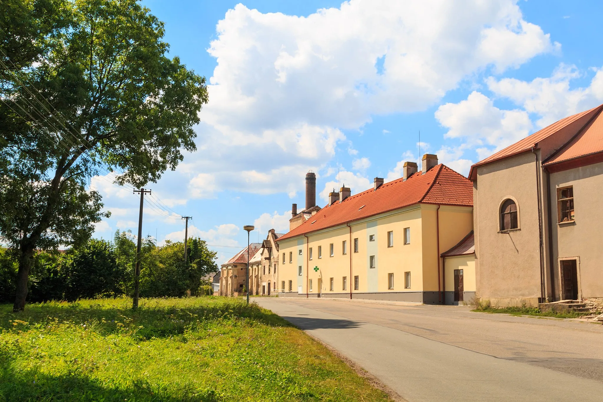 Photo showing: Rosice - družstvo

This file was created as a part of the photographic program of Wikimedia Czech Republic. Project: Foto českých obcí The program supports Wikimedia Commons photographers in the Czech Republic.