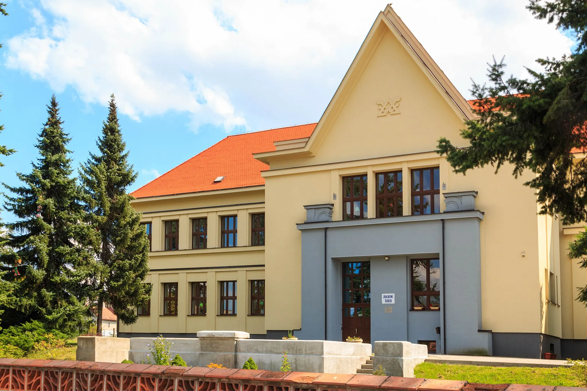 Photo showing: Rosice u Chrasti - škola

This file was created as a part of the photographic program of Wikimedia Czech Republic. Project: Foto českých obcí The program supports Wikimedia Commons photographers in the Czech Republic.