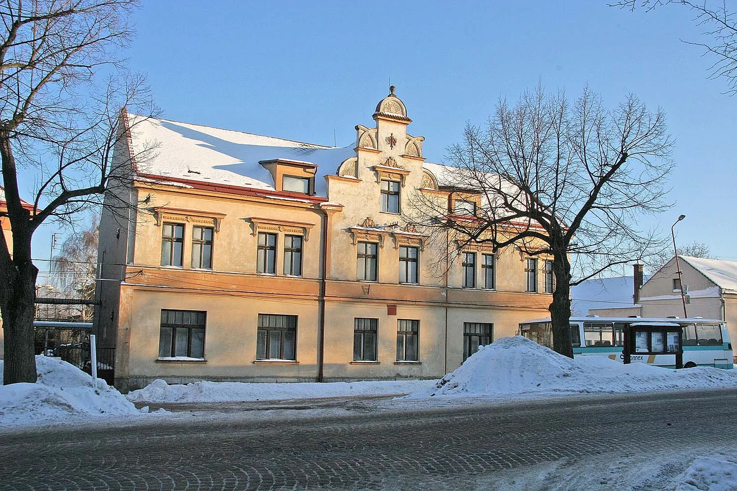 Photo showing: Náměstí v Nasavrkách, district Chrudim
autor: Prazak

date: 24. 1. 2006