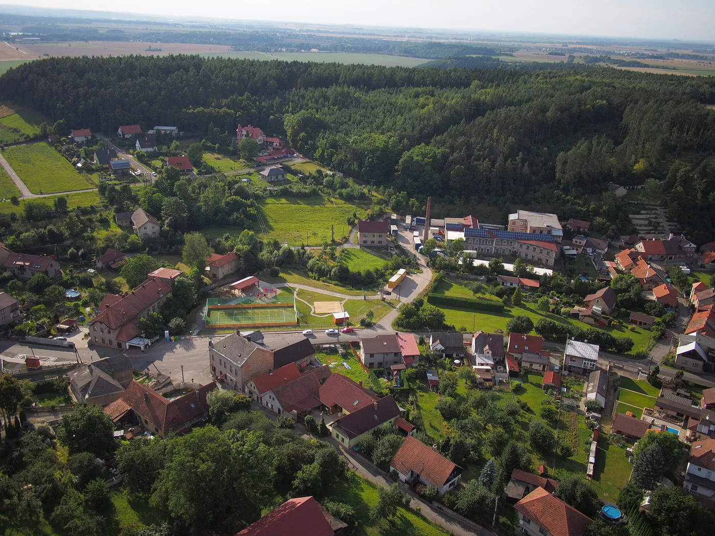 Photo showing: Pohled na sportovne spolecensky areal a byvalou tovarnu Botana