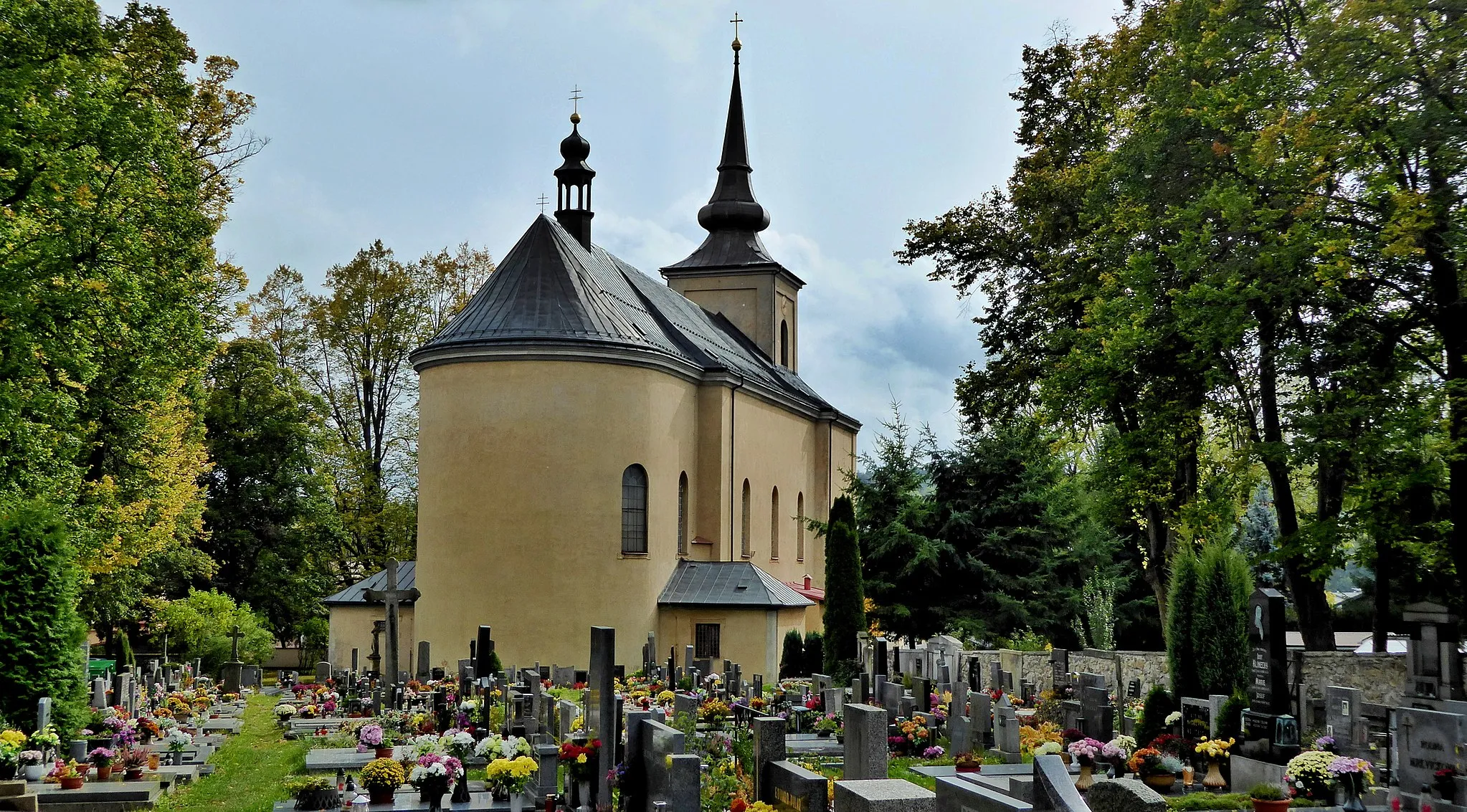 Photo showing: Church of the Birth of Our Lady, view from the cemetery area, "Hřbitovní" street, the town Hlinsko. Originally a Gothic church rebuilt in Baroque style from 1730-1733, builder Donat Morazzi from Chrudim (Italian origin). In 1951 was promoted to the dean church. Since 1958 the church has been a cultural monument of the Czech Republic. Photo location: Czechia, Pardubice Region, town Hlinsko, "Hřbitovní" street, cemetery.