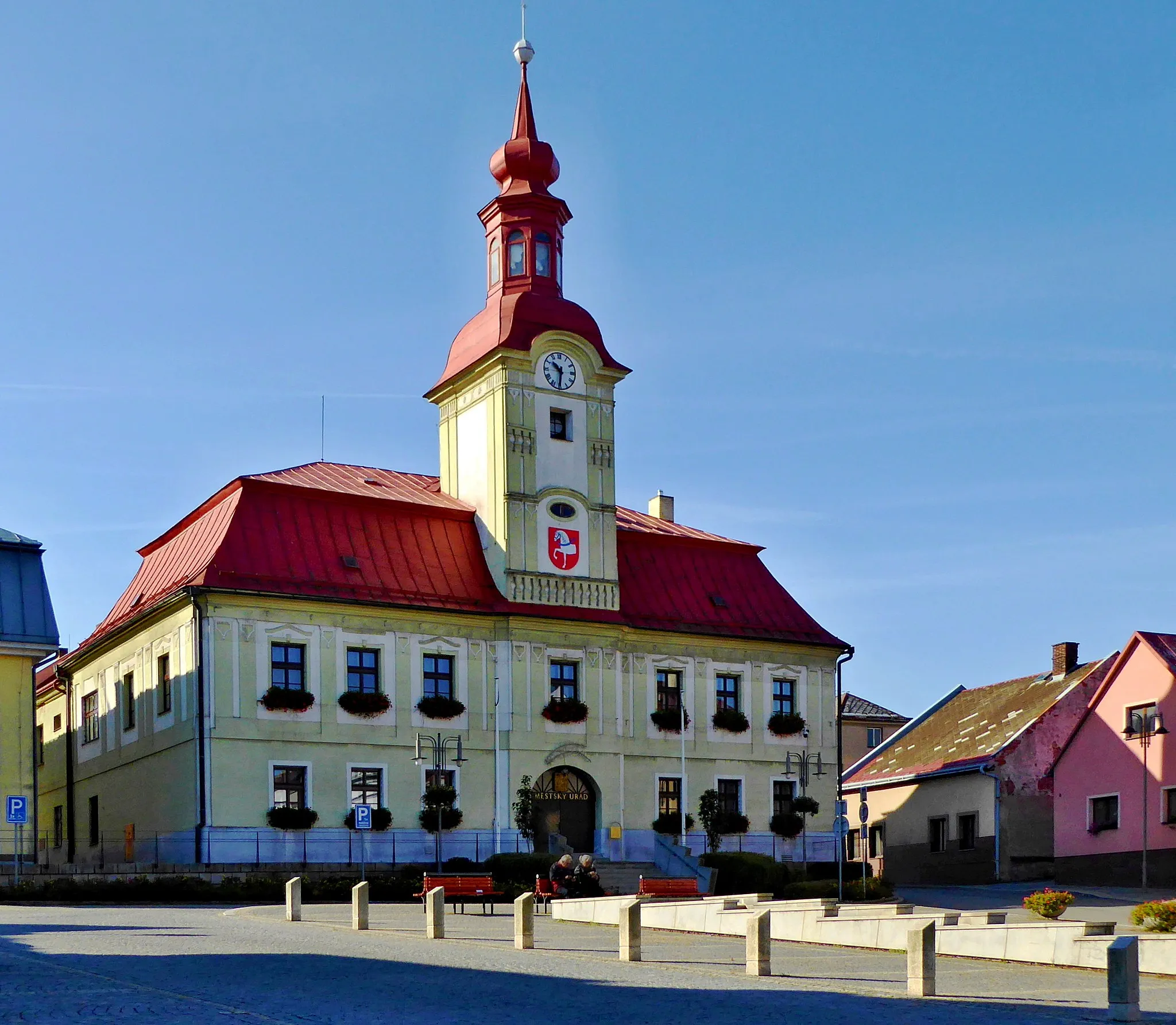 Photo showing: Town Hall stands at the top part of "Poděbradovo" square, derived from the name of King George of Podebrady. The height of the Town Hall with the Tower is approximately 32  meters, the heel of the object lies at an altitude of 568 meters. The first written report about of the town of Hlinsko dates back to 1349, the reign of Charles IV., a small town probably under the reign of King Wenceslas IV., in 1598 the original town hall was built. Hlinsko became a town in 1834 and in 1850 the town hall was rebuilt into its present form photo). Coat of arms, half of horse with a blue bridle in the red field (depicted on the tower of the town hall) and the flag are symbols of the town. The town office is headquartered in the town hall, town is headed by the mayor. Photo-location: Czechia, Pardubice Region, town Hlinsko, "Poděbradovo" square (566 m above sea level), "Kameničská" Highlands".
External link:
The town Hlinsko see