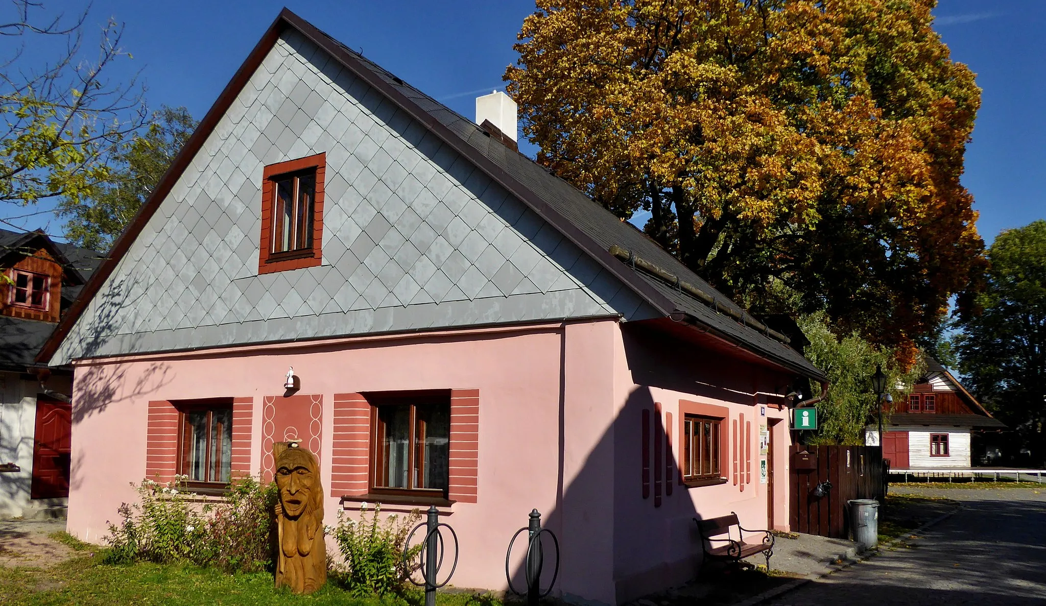 Photo showing: Tourist Information Center of the town Hlinsko, "Čelakovského" street number 561, the monument reservation of folk architecture with name Betlem. In the object also a permanent exhibition of wooden toys called The Story of a Wooden Doll.