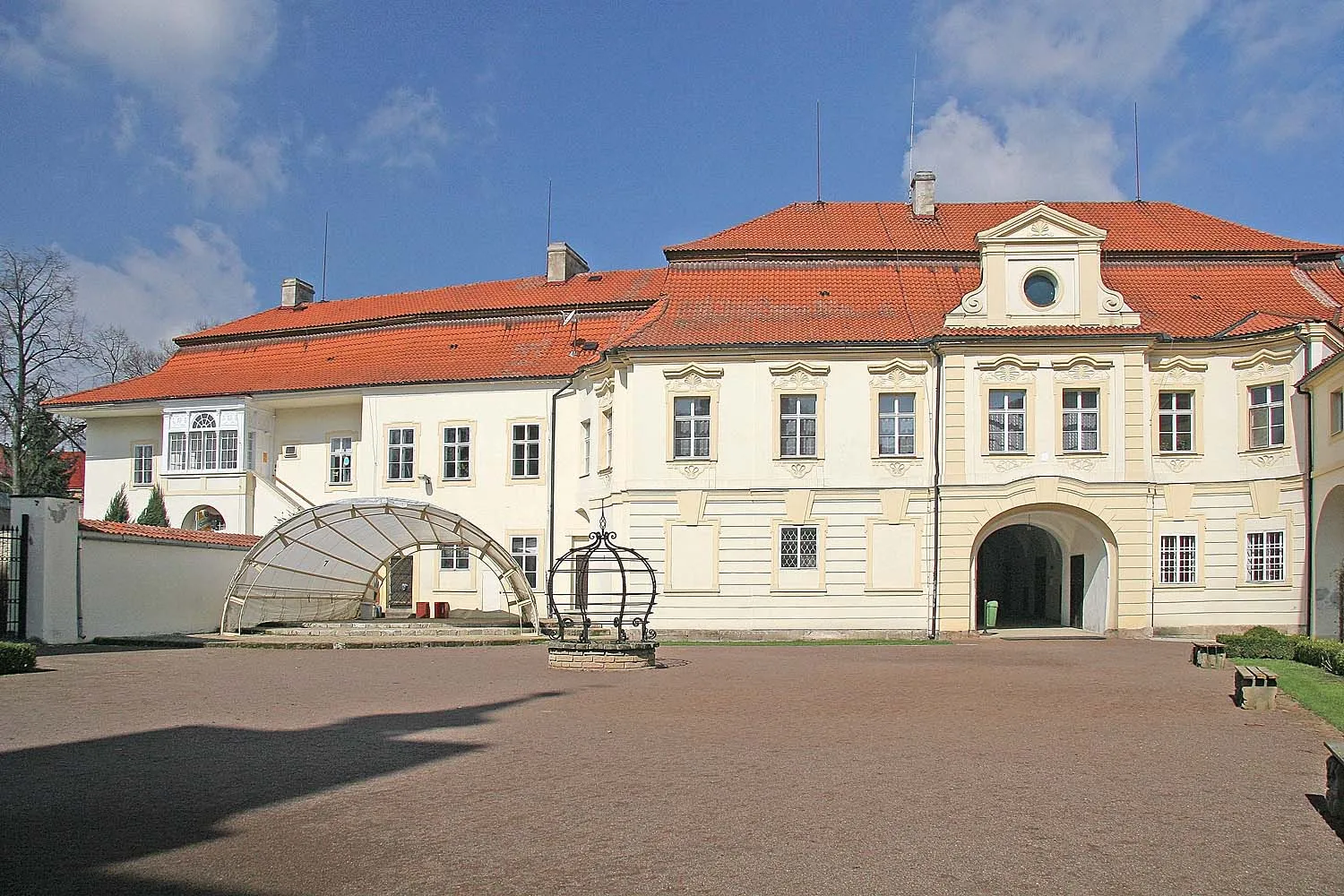 Photo showing: Palace courtyard in Chrast, Chrudim District, Czech Republic
