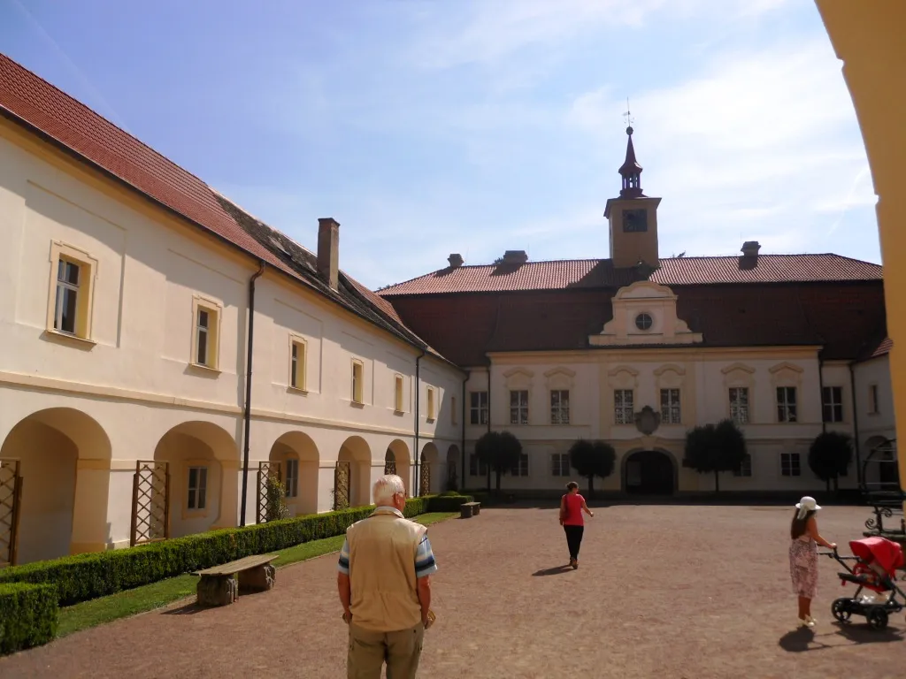 Photo showing: Chrast Castle courtyard to SE