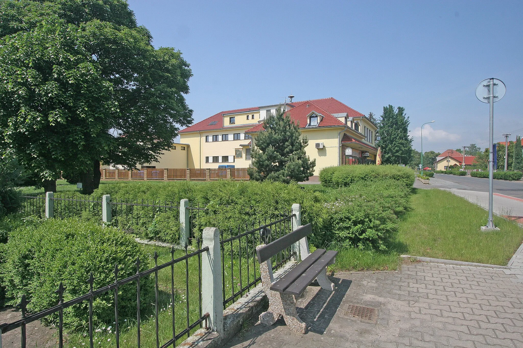 Photo showing: Čeperka obecní úřad
Camera location 50° 07′ 58.56″ N, 15° 46′ 32.68″ E View this and other nearby images on: OpenStreetMap 50.132933;   15.775744

This file was created as a part of the photographic program of Wikimedia Czech Republic. Project: Foto českých obcí The program supports Wikimedia Commons photographers in the Czech Republic.