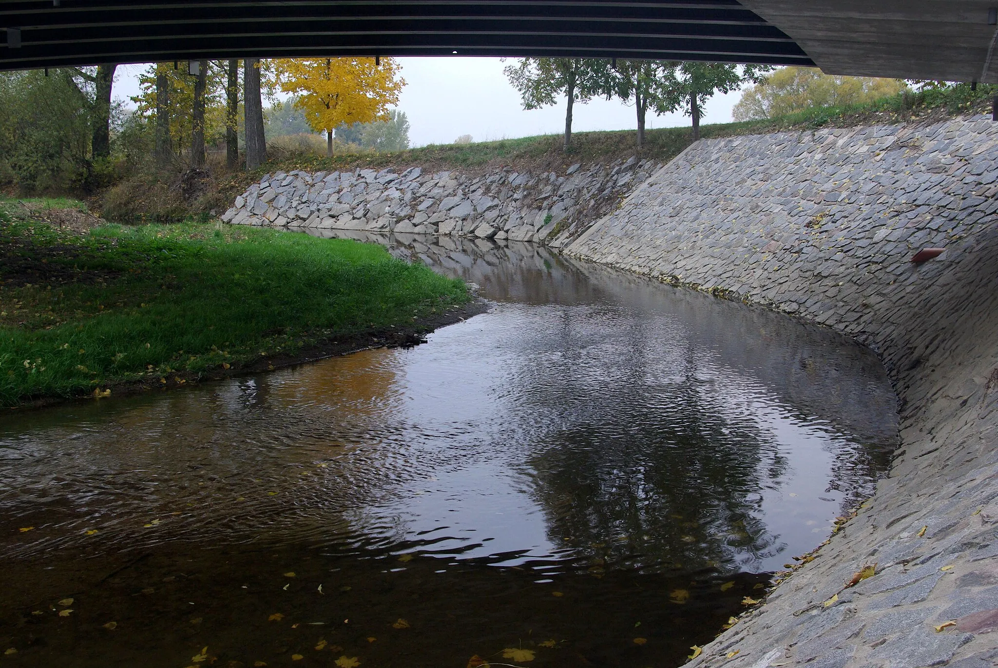 Photo showing: River Novohradka at the beginning of Úhřetická Lhota near Pardubice in Czech Republic.