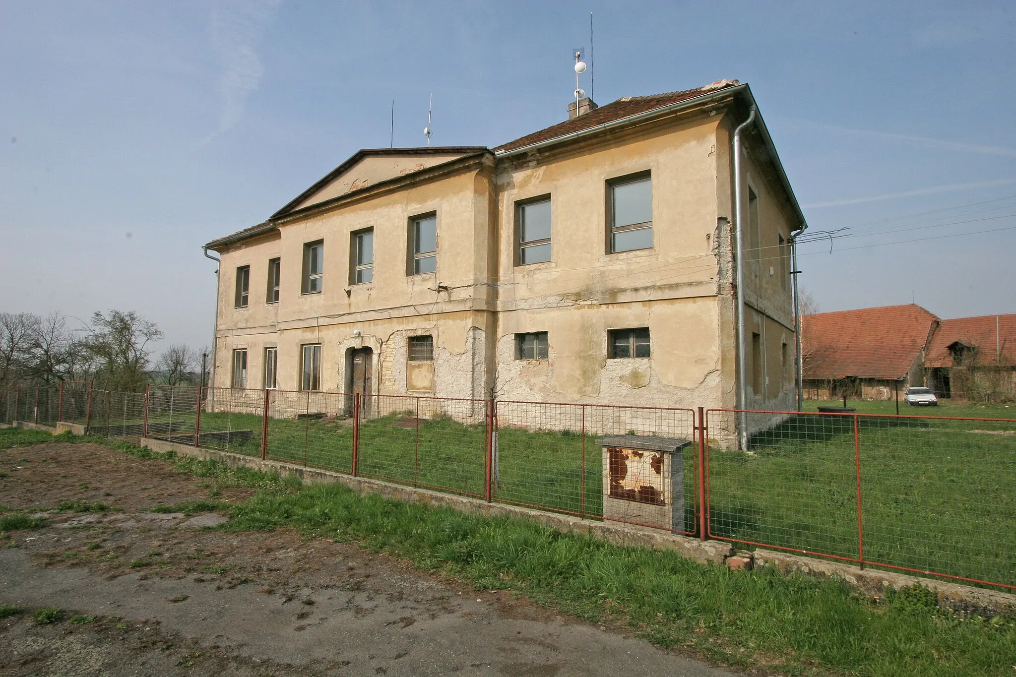 Photo showing: Vápno čp. 1
Camera location 50° 06′ 16.49″ N, 15° 31′ 56.1″ E View this and other nearby images on: OpenStreetMap 50.104581;   15.532250

This file was created as a part of the photographic program of Wikimedia Czech Republic. Project: Foto českých obcí The program supports Wikimedia Commons photographers in the Czech Republic.