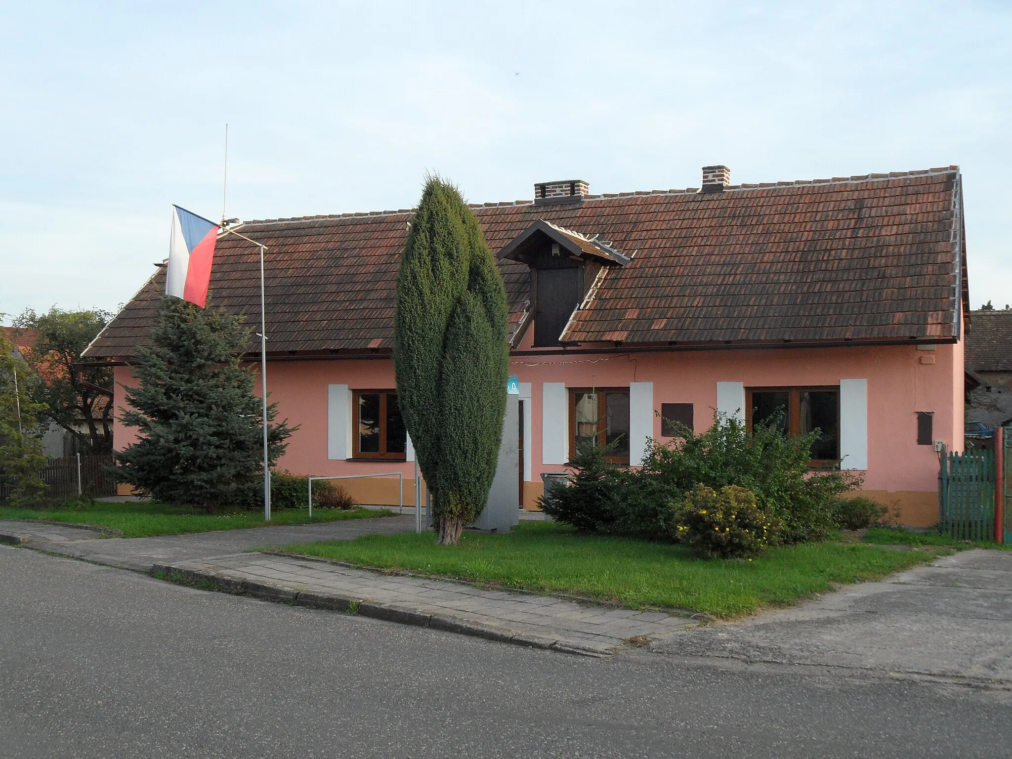 Photo showing: Tetov C. Building of Municipality Office, Pardubice District, the Czech Republic.