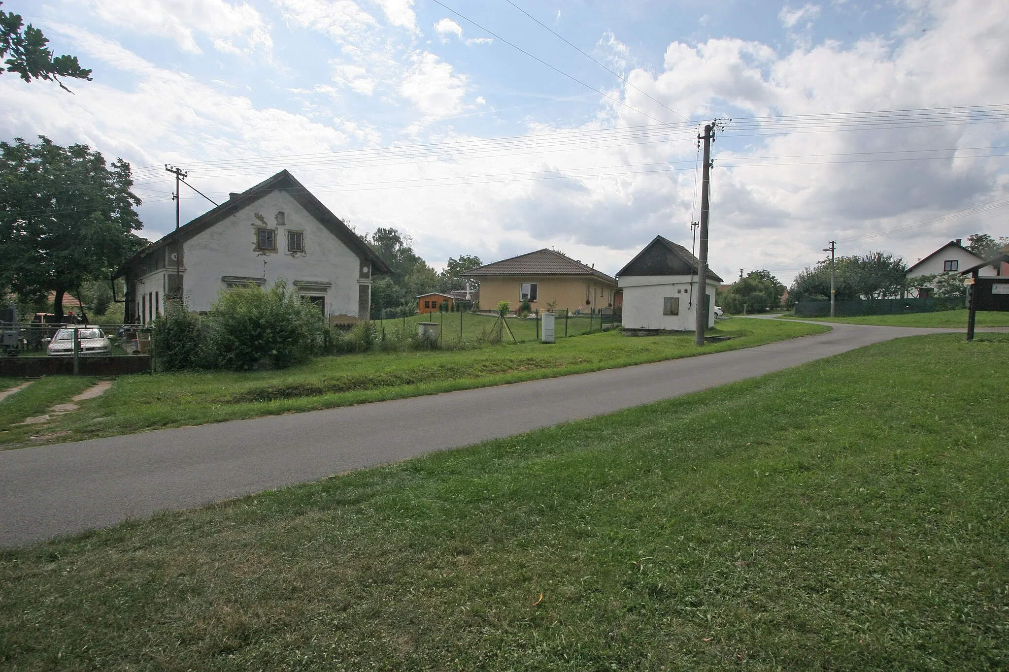 Photo showing: Horní Raškovice čp. 1
Camera location 49° 57′ 45.75″ N, 15° 38′ 22.35″ E View this and other nearby images on: OpenStreetMap 49.962709;   15.639542

This file was created as a part of the photographic program of Wikimedia Czech Republic. Project: Foto českých obcí The program supports Wikimedia Commons photographers in the Czech Republic.