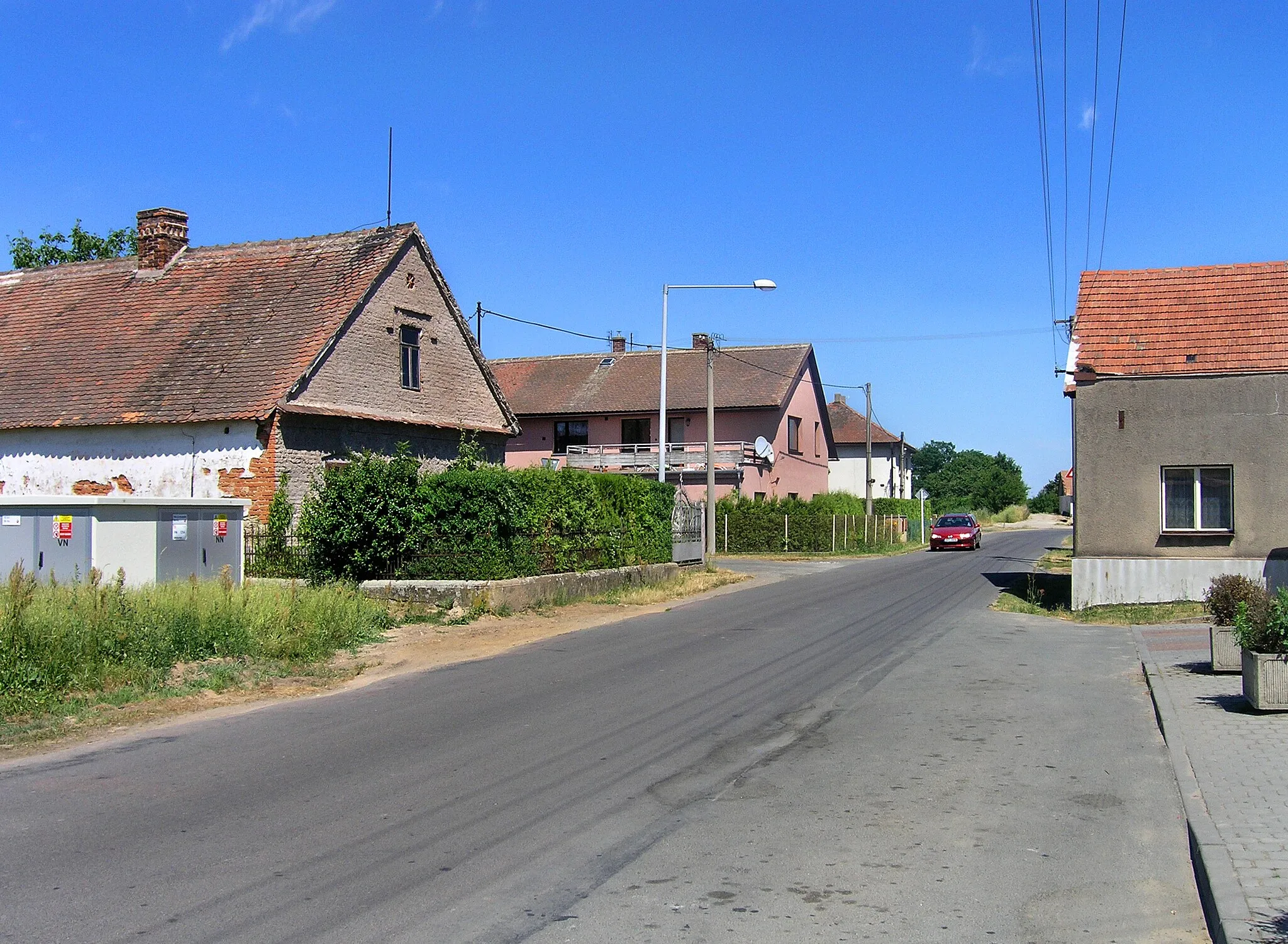 Photo showing: Pardubická street in Srnojedy, Czech Republic