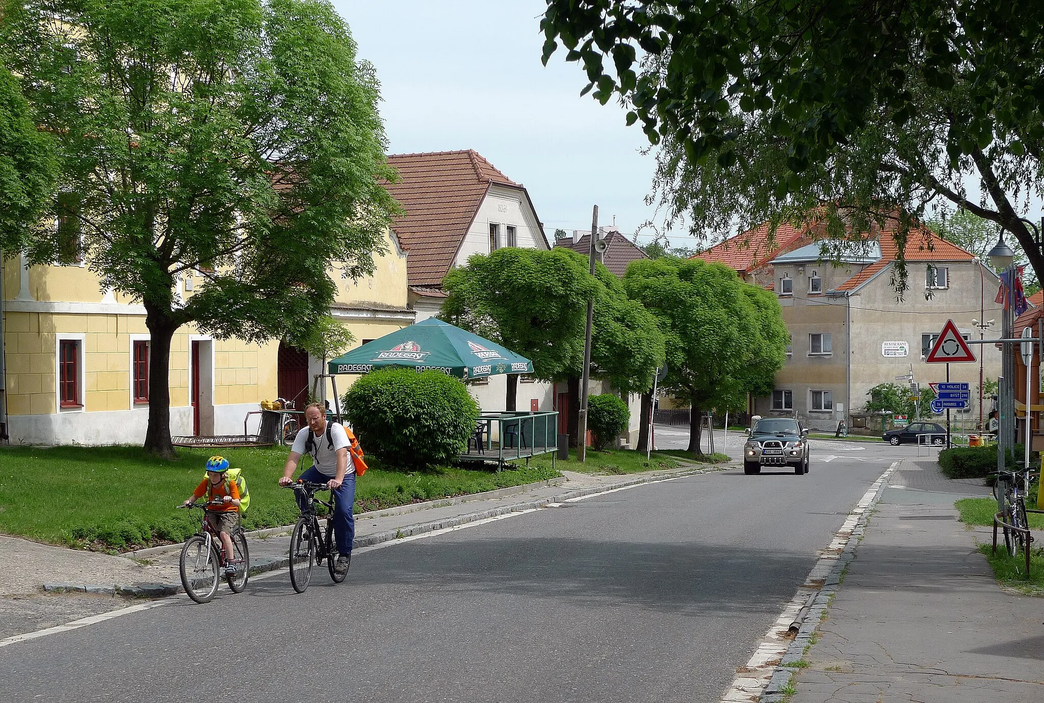 Photo showing: Sezemice u Pardubic - hlavní ulice