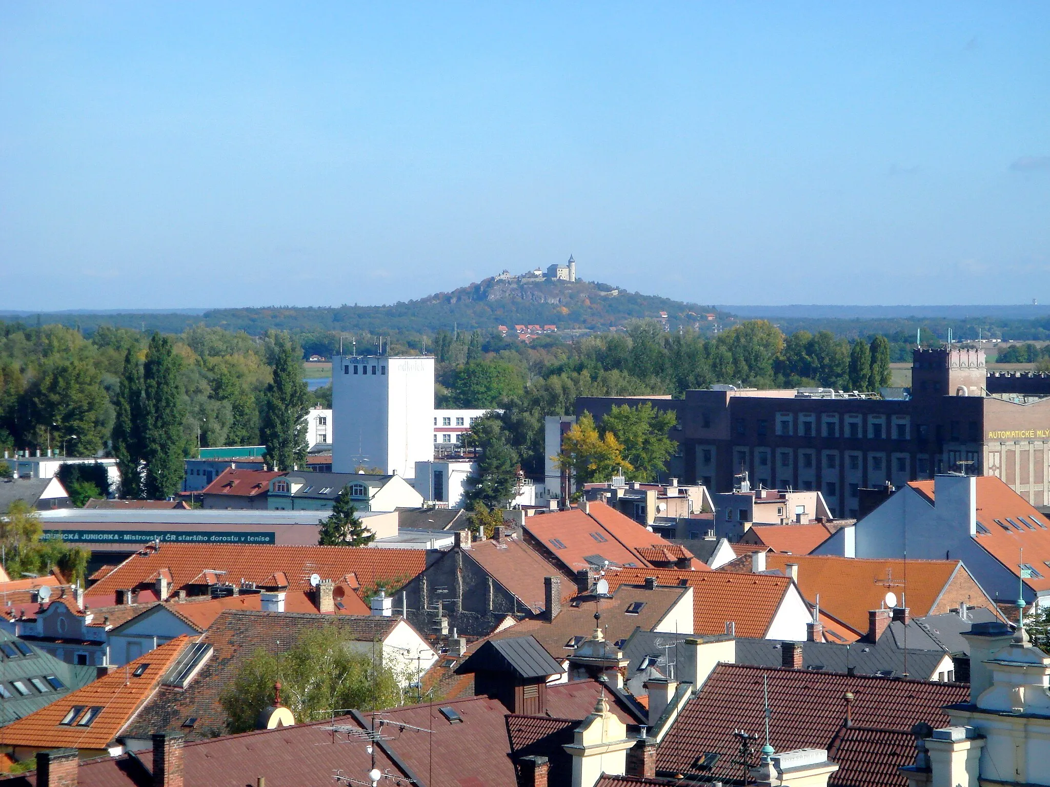 Photo showing: View on the Kunětická hora from the Zelená brána tower in Pardubice (Pardubice Region, Czech Republic).