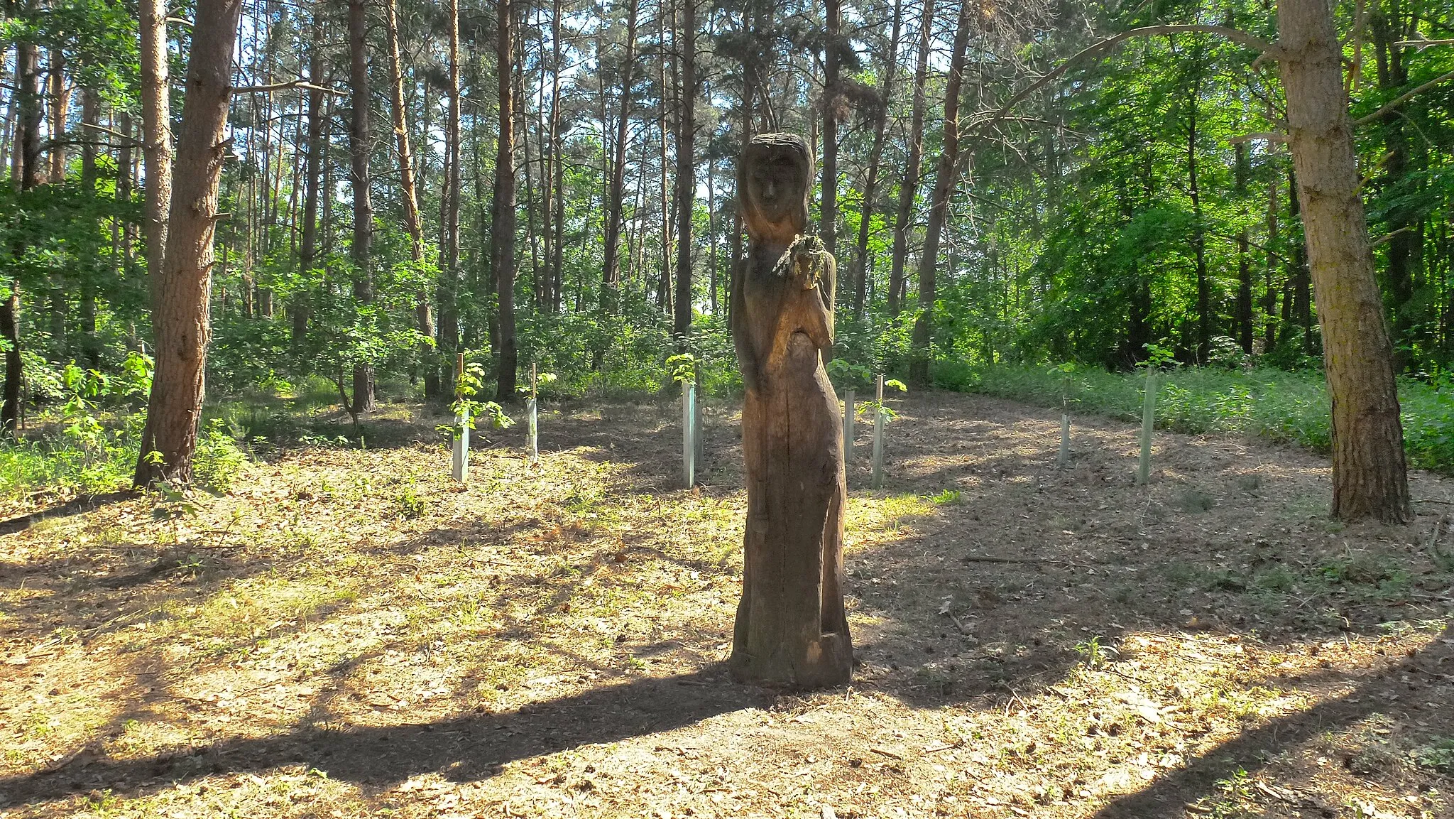 Photo showing: socha bohyně Mokoš nedaleko obce