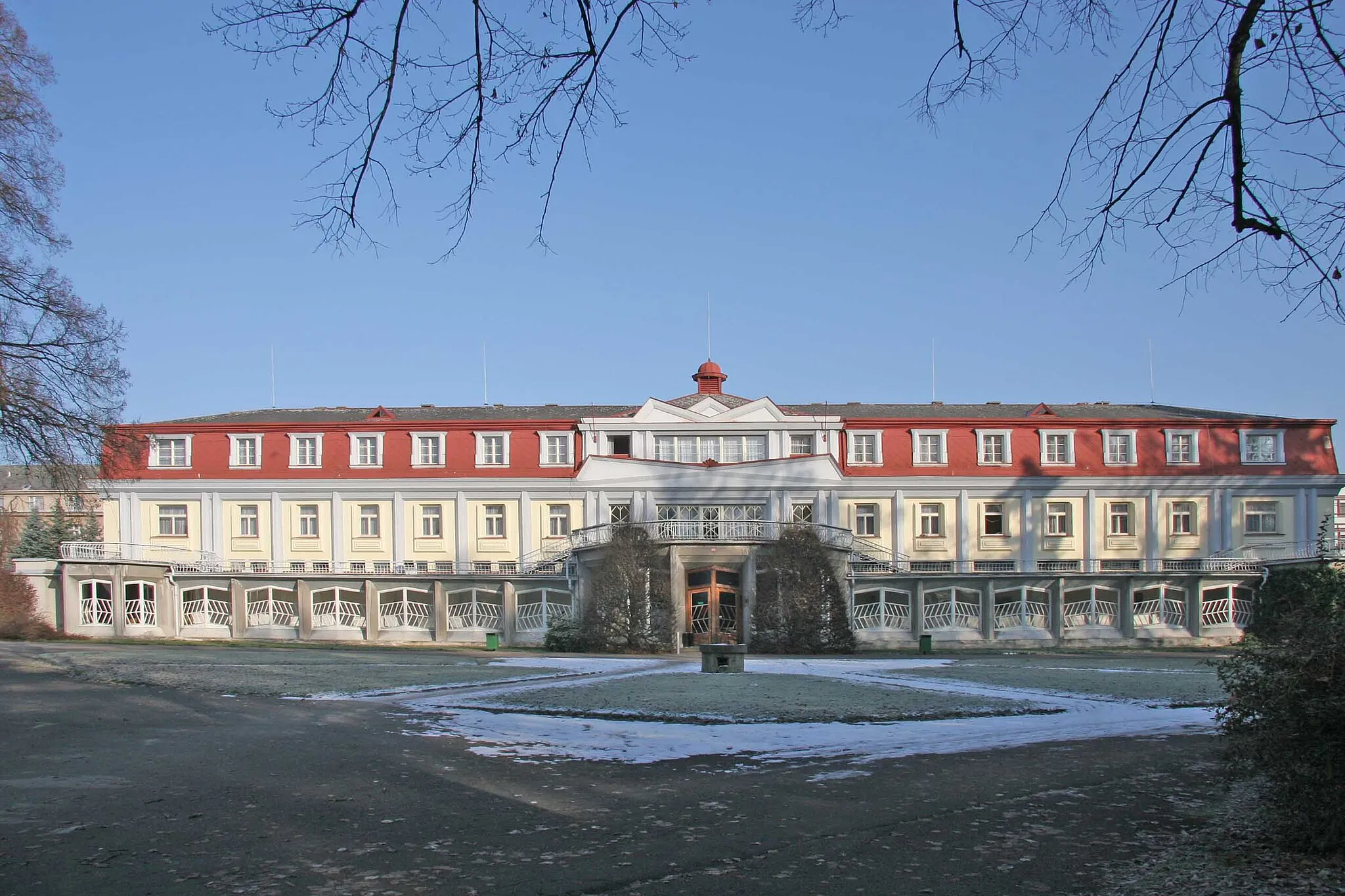 Photo showing: Spa pavillion by Josef Gočár in Lázně Bohdaneč, Czech Republic.