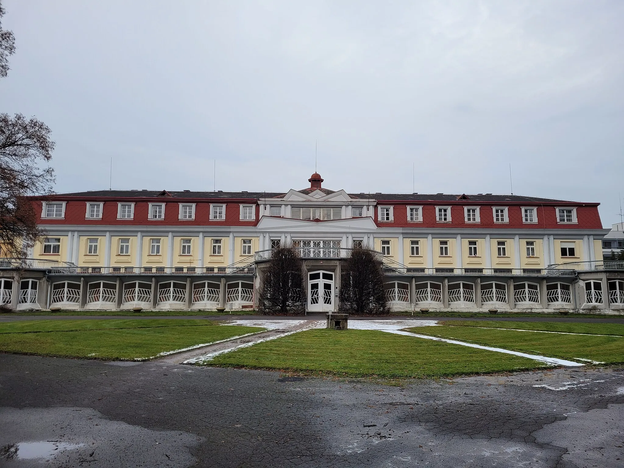 Photo showing: Spa pavillion by Josef Gočár in Lázně Bohdaneč, Czech Republic.