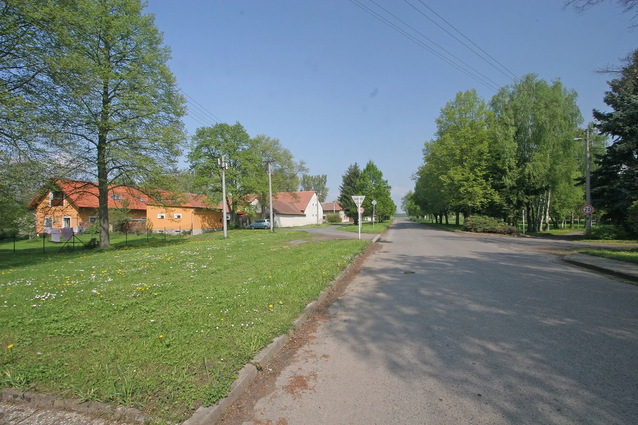 Photo showing: Lány u Dašic náves
Camera location 50° 02′ 39.89″ N, 15° 53′ 20.2″ E View this and other nearby images on: OpenStreetMap 50.044415;   15.888945

This file was created as a part of the photographic program of Wikimedia Czech Republic. Project: Foto českých obcí The program supports Wikimedia Commons photographers in the Czech Republic.