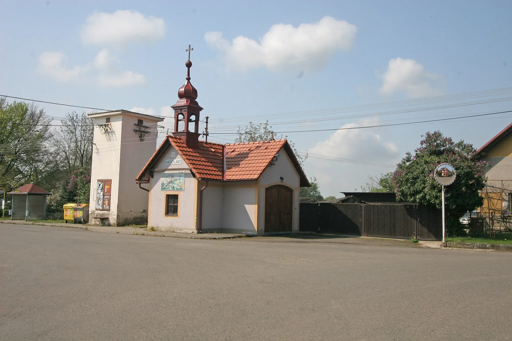 Photo showing: Lány u Dašic hasičská zbrojnice
Camera location 50° 02′ 36.47″ N, 15° 53′ 20.43″ E View this and other nearby images on: OpenStreetMap 50.043464;   15.889009

This file was created as a part of the photographic program of Wikimedia Czech Republic. Project: Foto českých obcí The program supports Wikimedia Commons photographers in the Czech Republic.