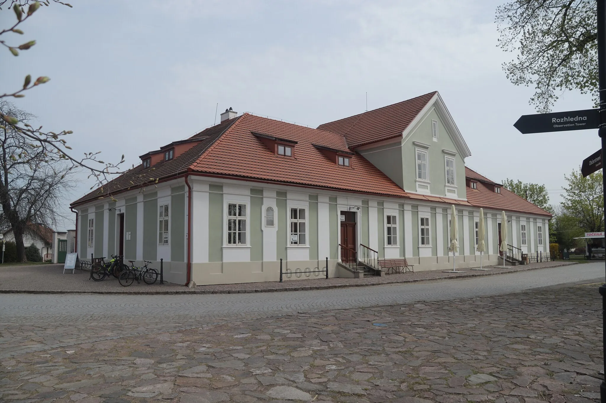 Photo showing: Overview of ticket office of Kladruby stud farm in Kladruby nad Labem, Pardubice District.