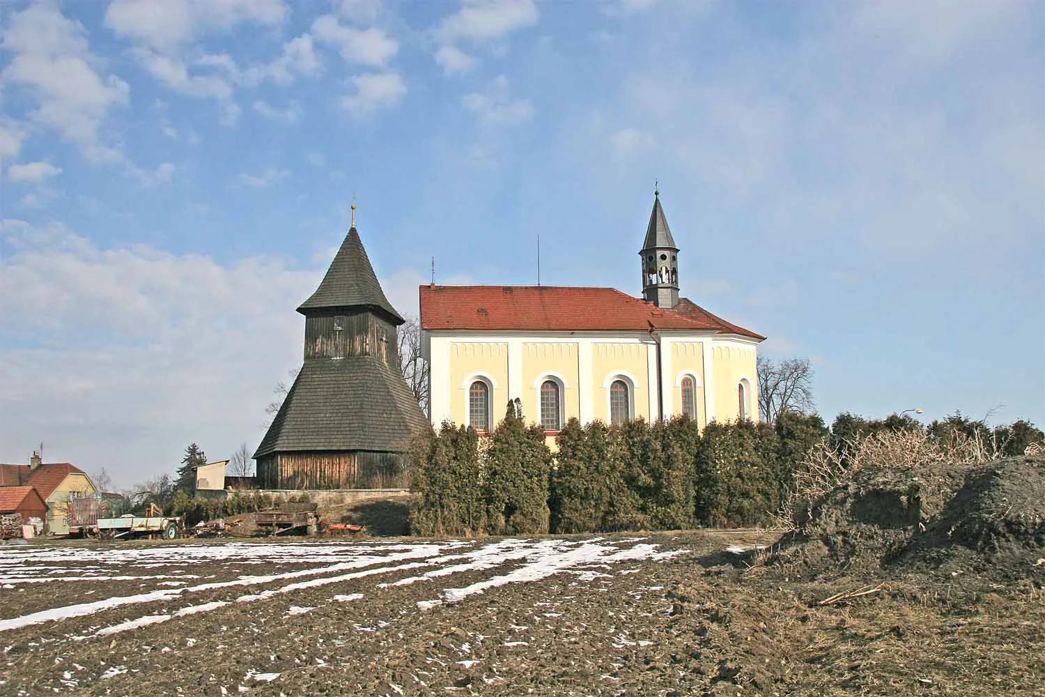 Photo showing: Kostel Sv. Václava s dřevěnou zvonicí v Horních Ředicích